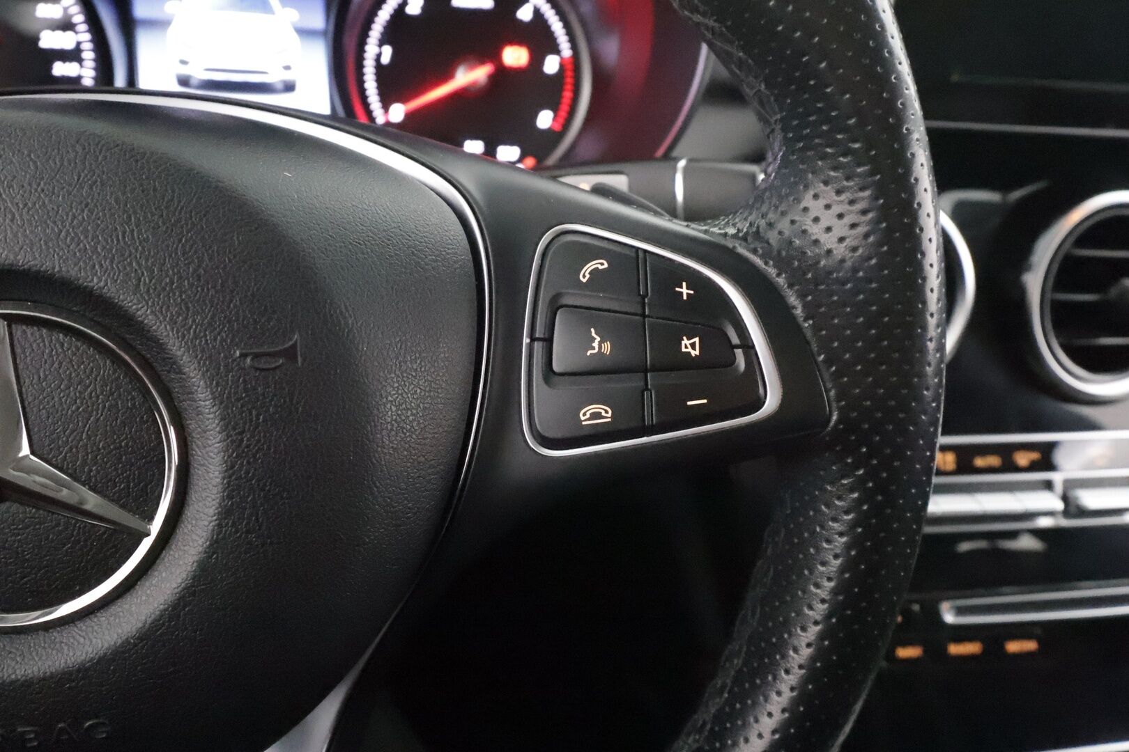 Mercedes-Benz GLC 2018 220 d 4Matic A Premium Business * Distronic / Sportnahat / ILS-LED / P.Kamera / Navi / Bluetooth * - Webasto / Koukku / Suomi-auto / Kahdet renkaat