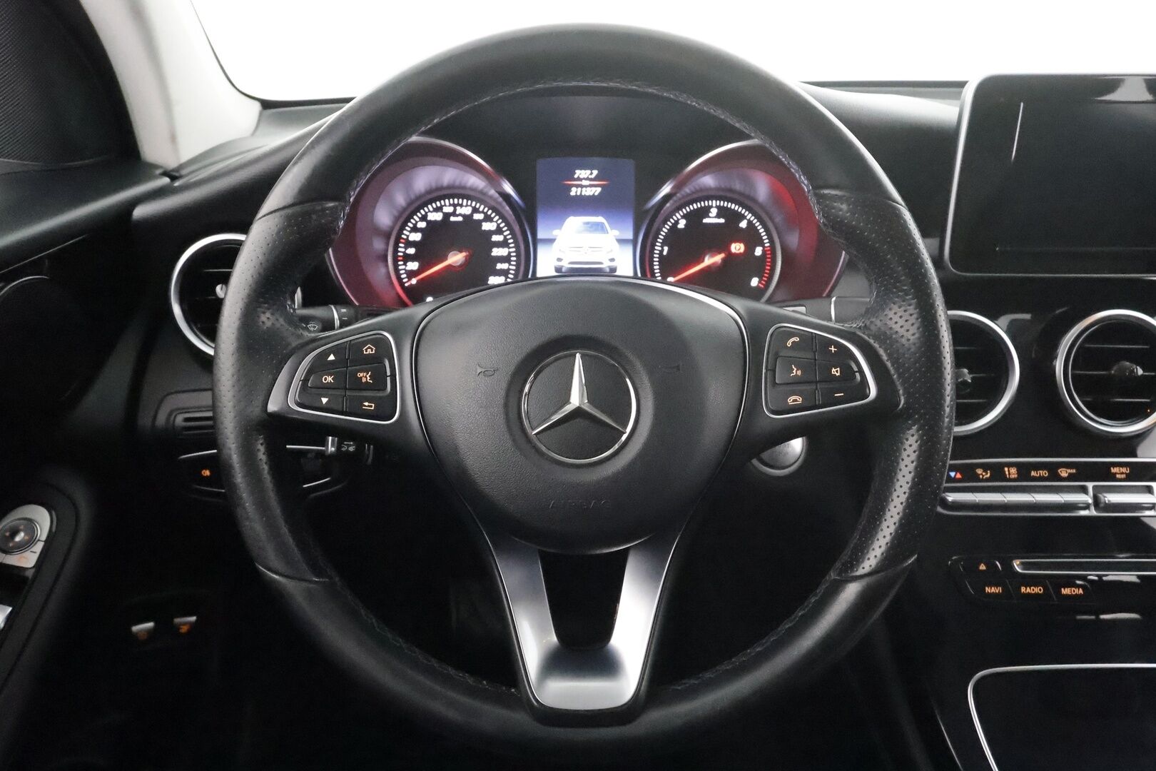 Mercedes-Benz GLC 2018 220 d 4Matic A Premium Business * Distronic / Sportnahat / ILS-LED / P.Kamera / Navi / Bluetooth * - Webasto / Koukku / Suomi-auto / Kahdet renkaat