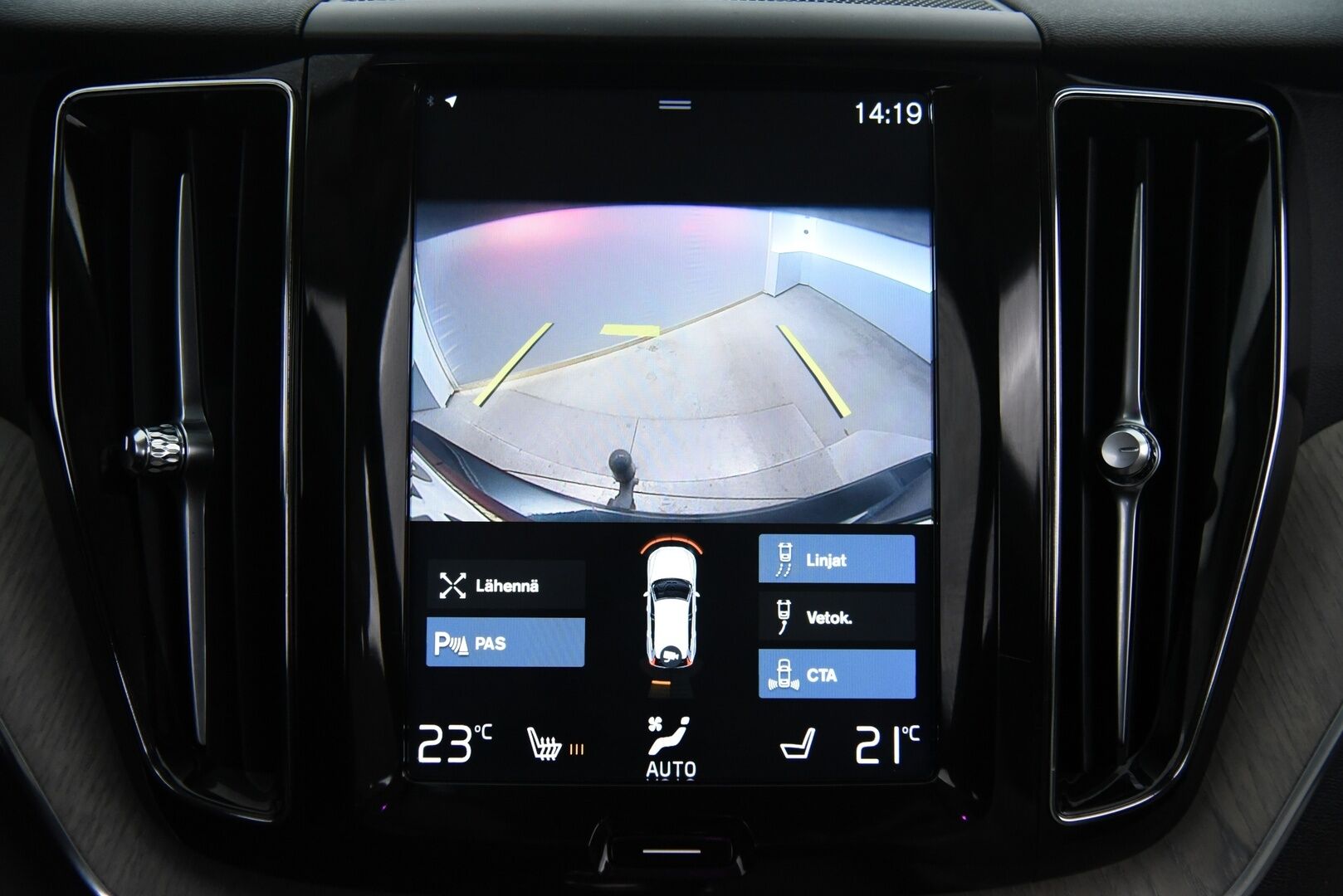 Volvo XC60 2018 T8 AWD Inscription aut / B&W / Four-C / Webasto / Pilot assist / Panorama / Muistipenkit / P-kamera / Koukku - Suomi-Auto / Merkkihuollettu! / Tuoreesti huollettu / Keyless / Huippu varusteilla! 