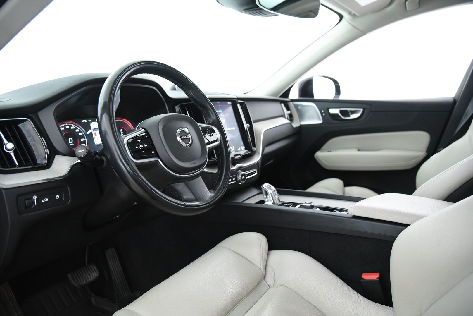 Volvo XC60 2018 T8 AWD Inscription aut / B&W / Four-C / Webasto / Pilot assist / Panorama / Muistipenkit / P-kamera / Koukku - Suomi-Auto / Merkkihuollettu! / Tuoreesti huollettu / Keyless / Huippu varusteilla! 