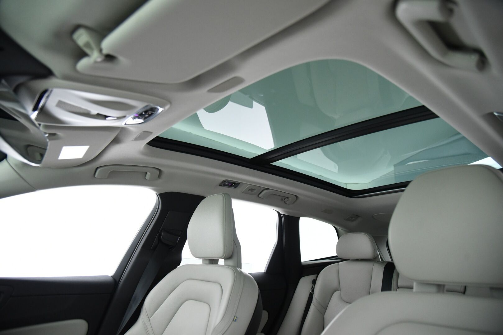 Volvo XC60 2018 T8 AWD Inscription aut / B&W / Four-C / Webasto / Pilot assist / Panorama / Muistipenkit / P-kamera / Koukku - Suomi-Auto / Merkkihuollettu! / Tuoreesti huollettu / Keyless / Huippu varusteilla! 