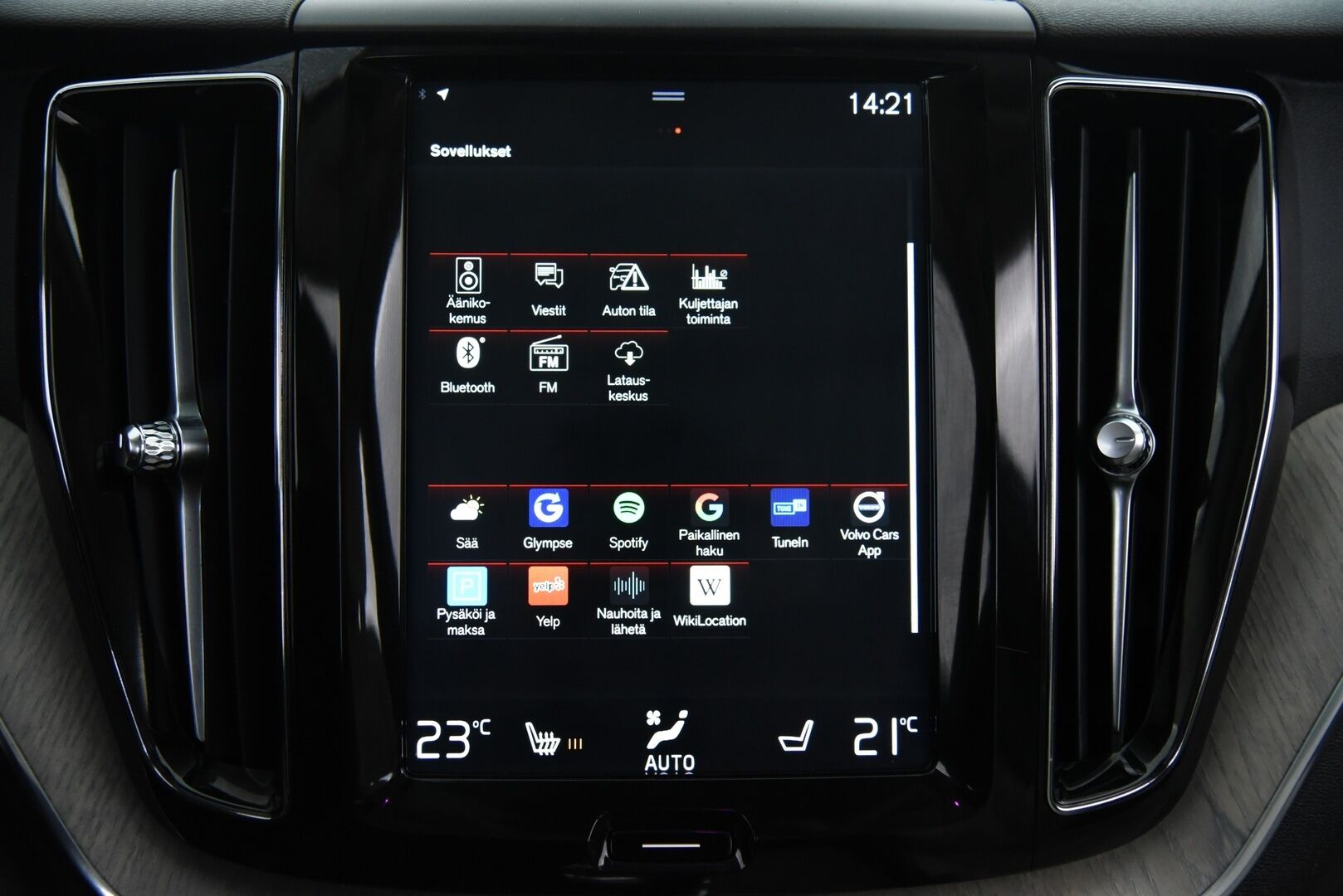 Volvo XC60 2018 T8 AWD Inscription aut / B&W / Four-C / Webasto / Pilot assist / Panorama / Muistipenkit / P-kamera / Koukku - Suomi-Auto / Merkkihuollettu! / Tuoreesti huollettu / Keyless / Huippu varusteilla! 