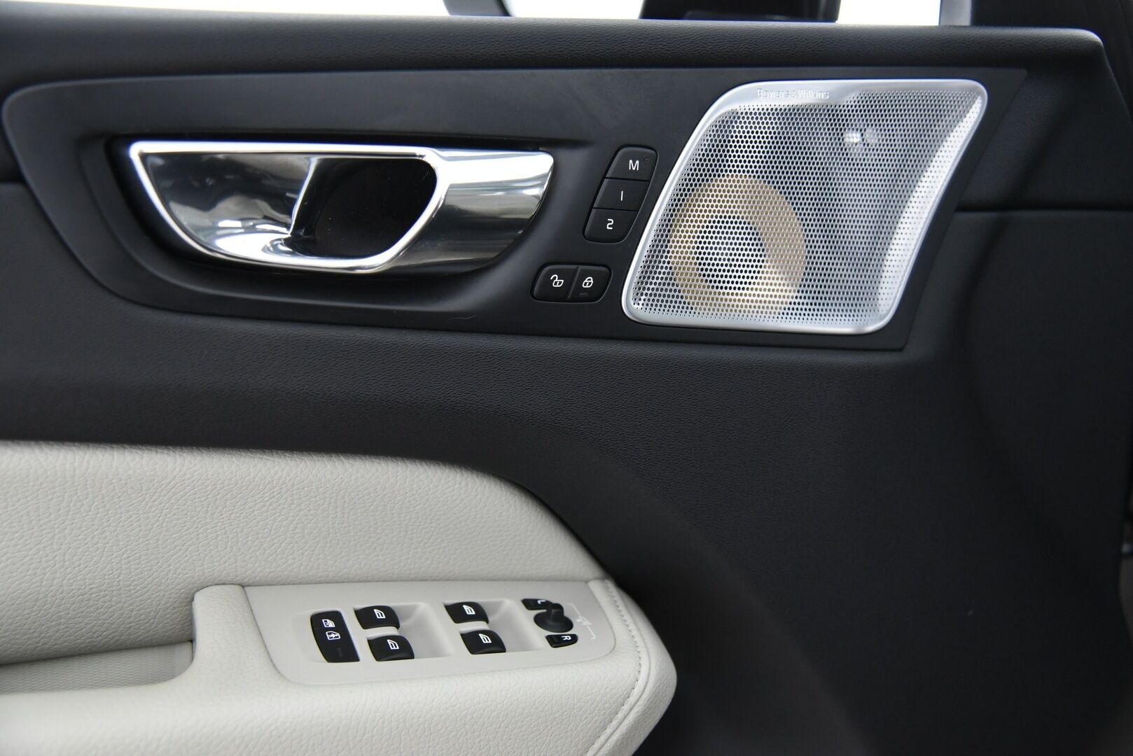 Volvo XC60 2018 T8 AWD Inscription aut / B&W / Four-C / Webasto / Pilot assist / Panorama / Muistipenkit / P-kamera / Koukku - Suomi-Auto / Merkkihuollettu! / Tuoreesti huollettu / Keyless / Huippu varusteilla! 