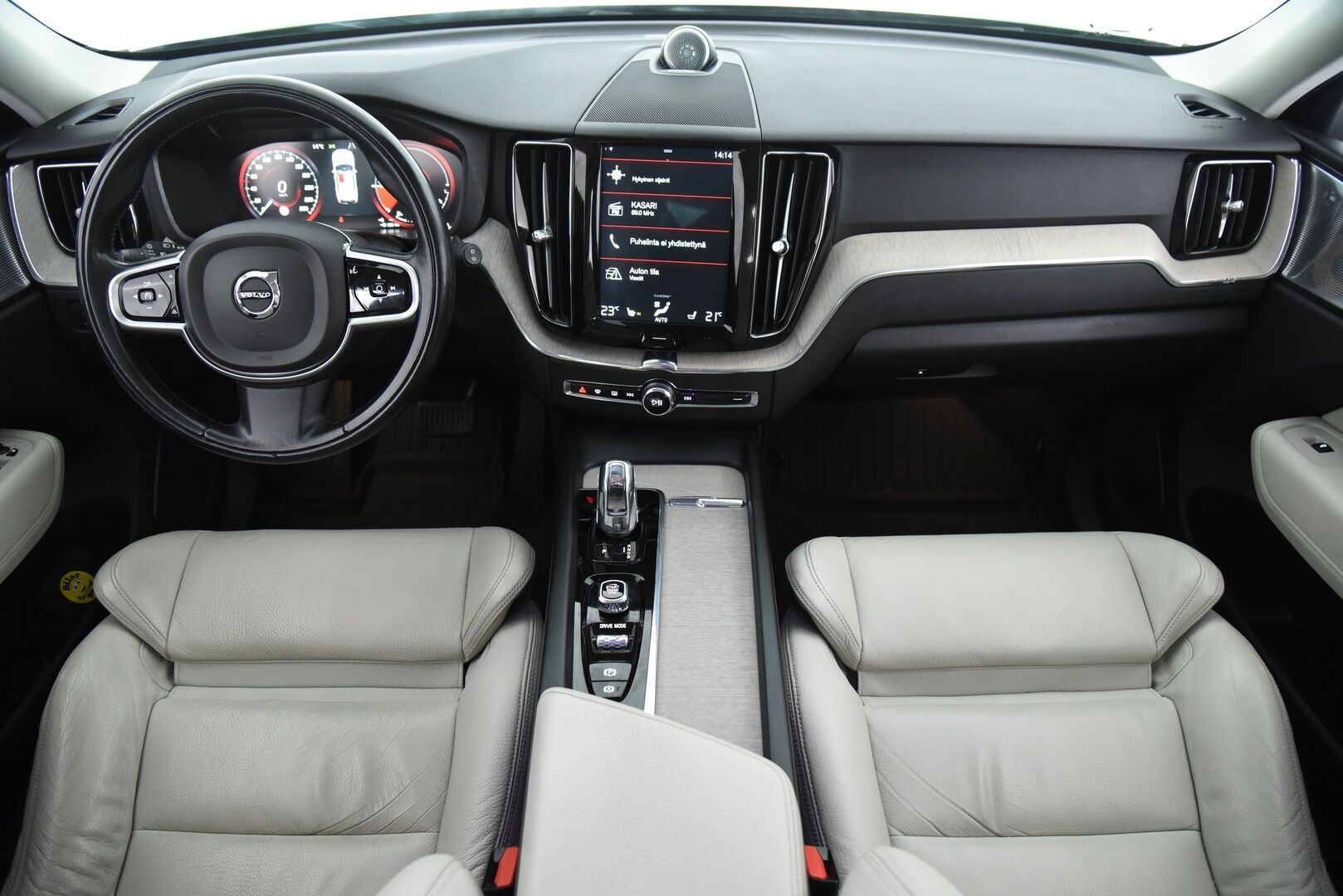 Volvo XC60 2018 T8 AWD Inscription aut / B&W / Four-C / Webasto / Pilot assist / Panorama / Muistipenkit / P-kamera / Koukku - Suomi-Auto / Merkkihuollettu! / Tuoreesti huollettu / Keyless / Huippu varusteilla! 