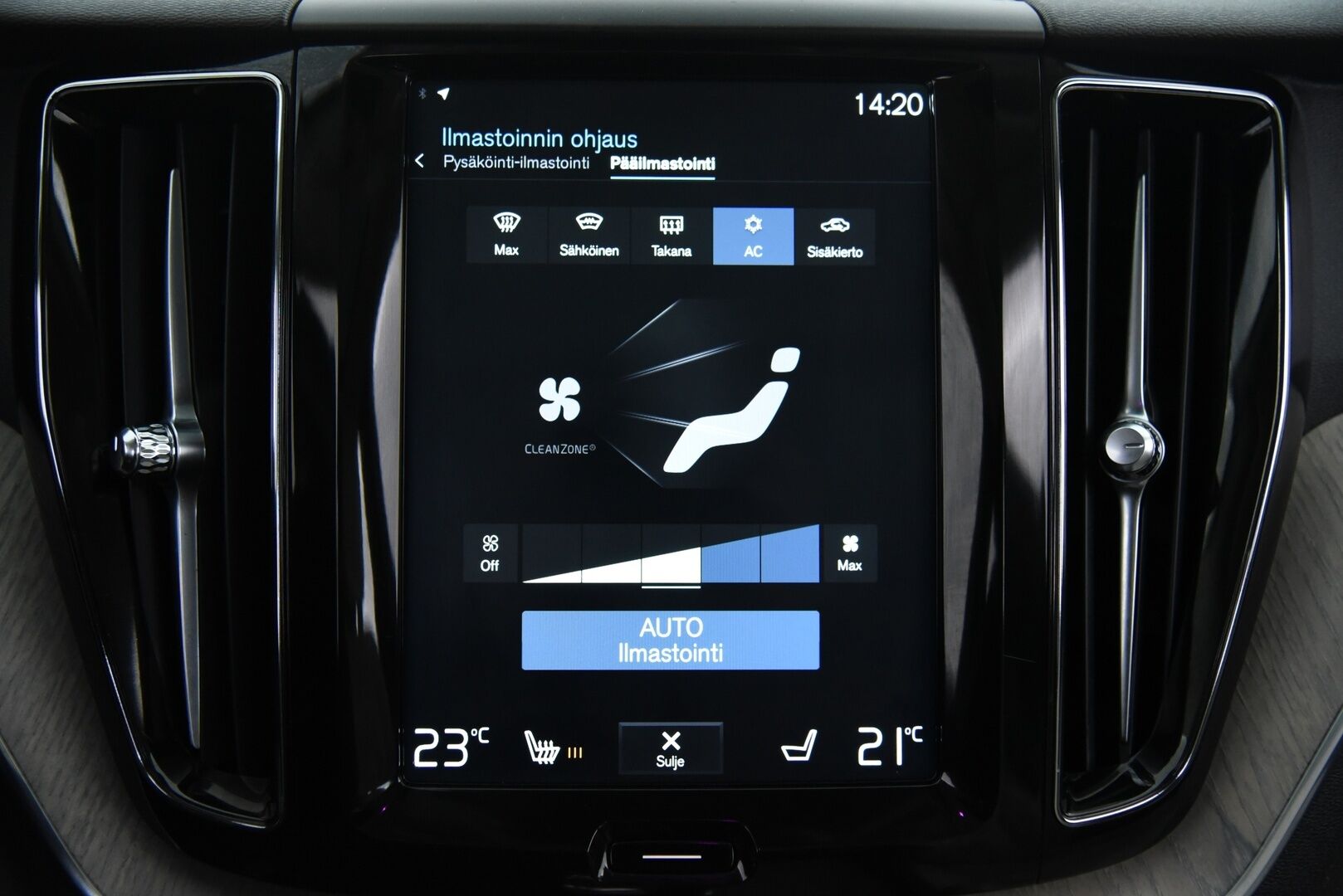 Volvo XC60 2018 T8 AWD Inscription aut / B&W / Four-C / Webasto / Pilot assist / Panorama / Muistipenkit / P-kamera / Koukku - Suomi-Auto / Merkkihuollettu! / Tuoreesti huollettu / Keyless / Huippu varusteilla! 