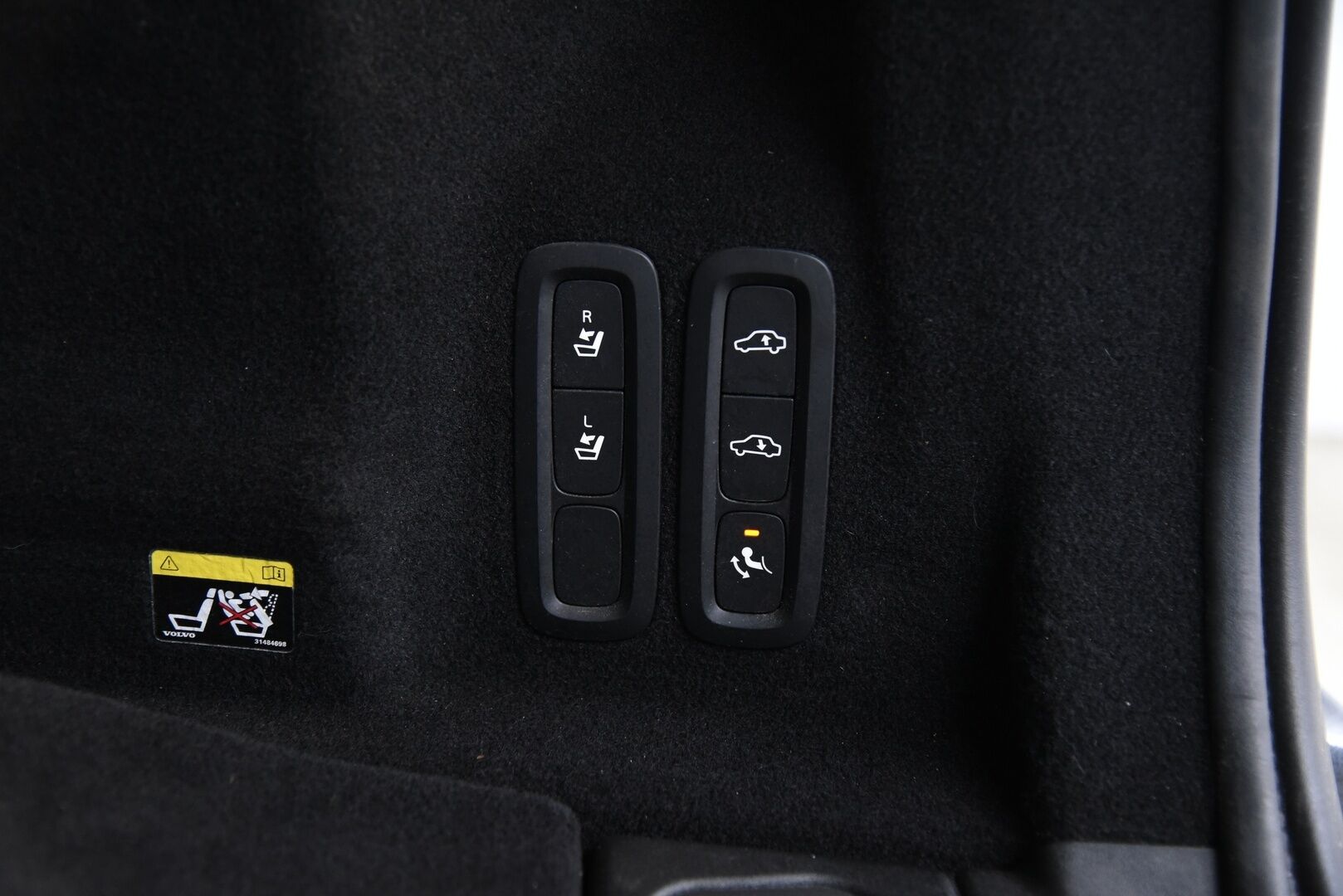 Volvo XC60 2018 T8 AWD Inscription aut / B&W / Four-C / Webasto / Pilot assist / Panorama / Muistipenkit / P-kamera / Koukku - Suomi-Auto / Merkkihuollettu! / Tuoreesti huollettu / Keyless / Huippu varusteilla! 