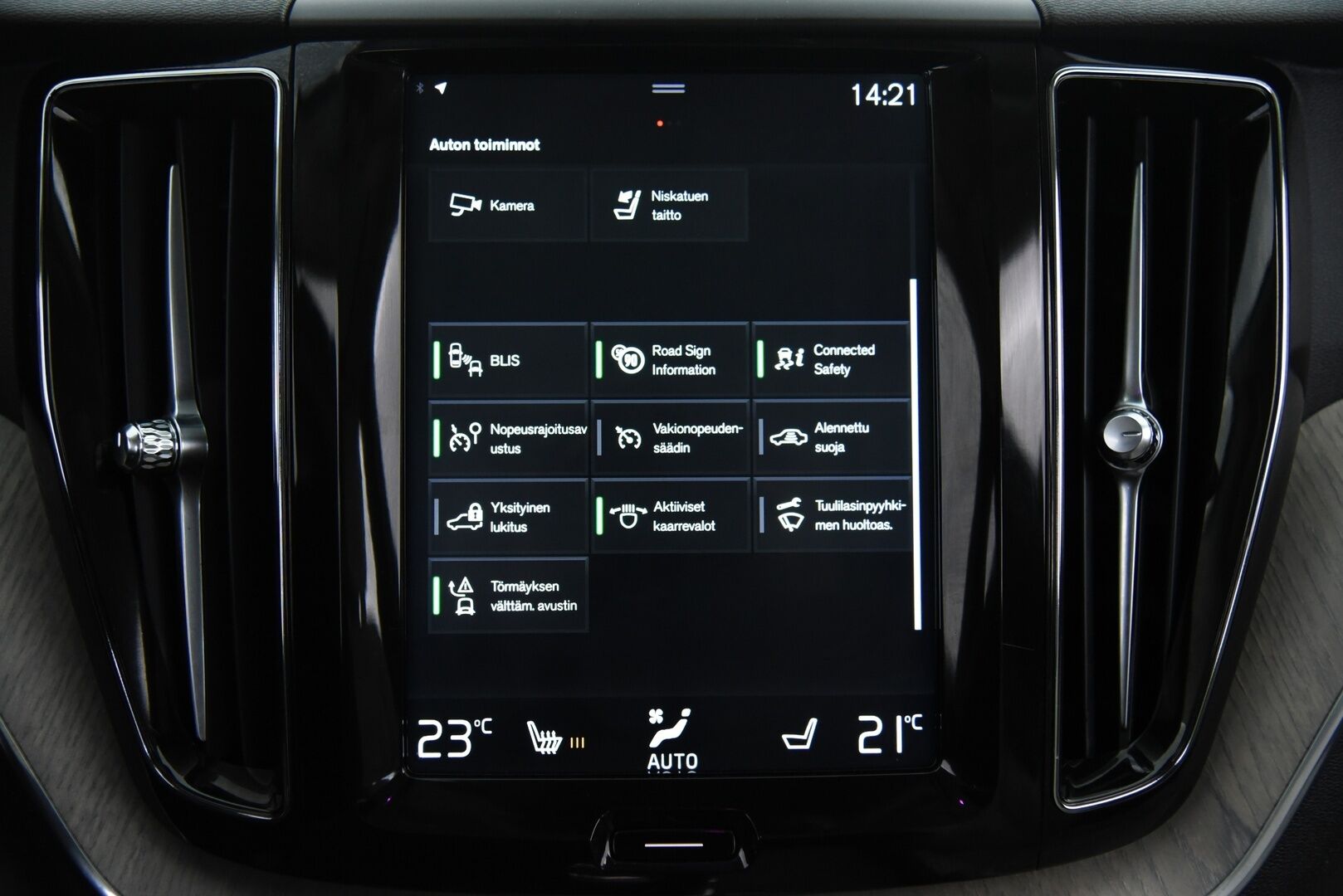 Volvo XC60 2018 T8 AWD Inscription aut / B&W / Four-C / Webasto / Pilot assist / Panorama / Muistipenkit / P-kamera / Koukku - Suomi-Auto / Merkkihuollettu! / Tuoreesti huollettu / Keyless / Huippu varusteilla! 