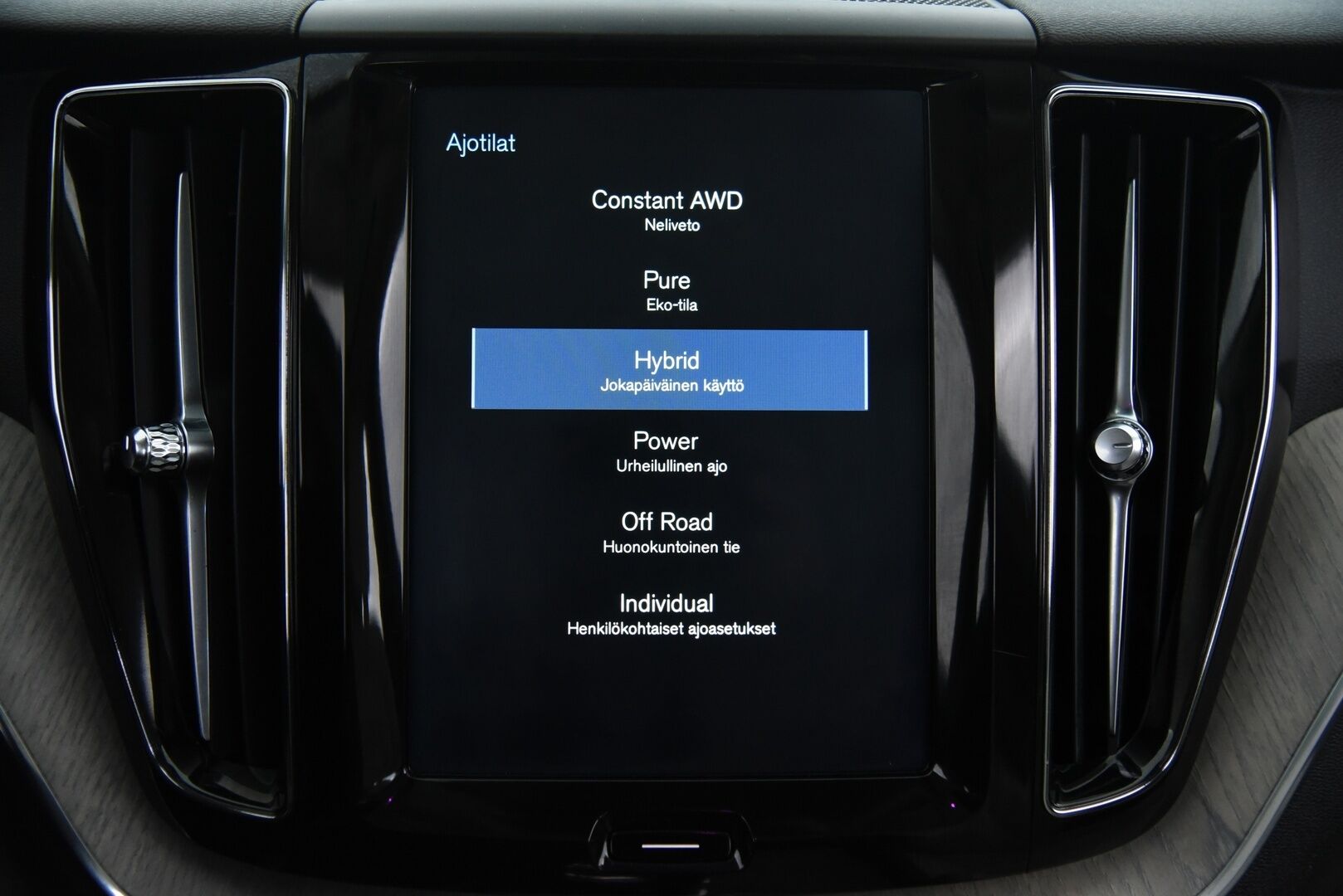 Volvo XC60 2018 T8 AWD Inscription aut / B&W / Four-C / Webasto / Pilot assist / Panorama / Muistipenkit / P-kamera / Koukku - Suomi-Auto / Merkkihuollettu! / Tuoreesti huollettu / Keyless / Huippu varusteilla! 