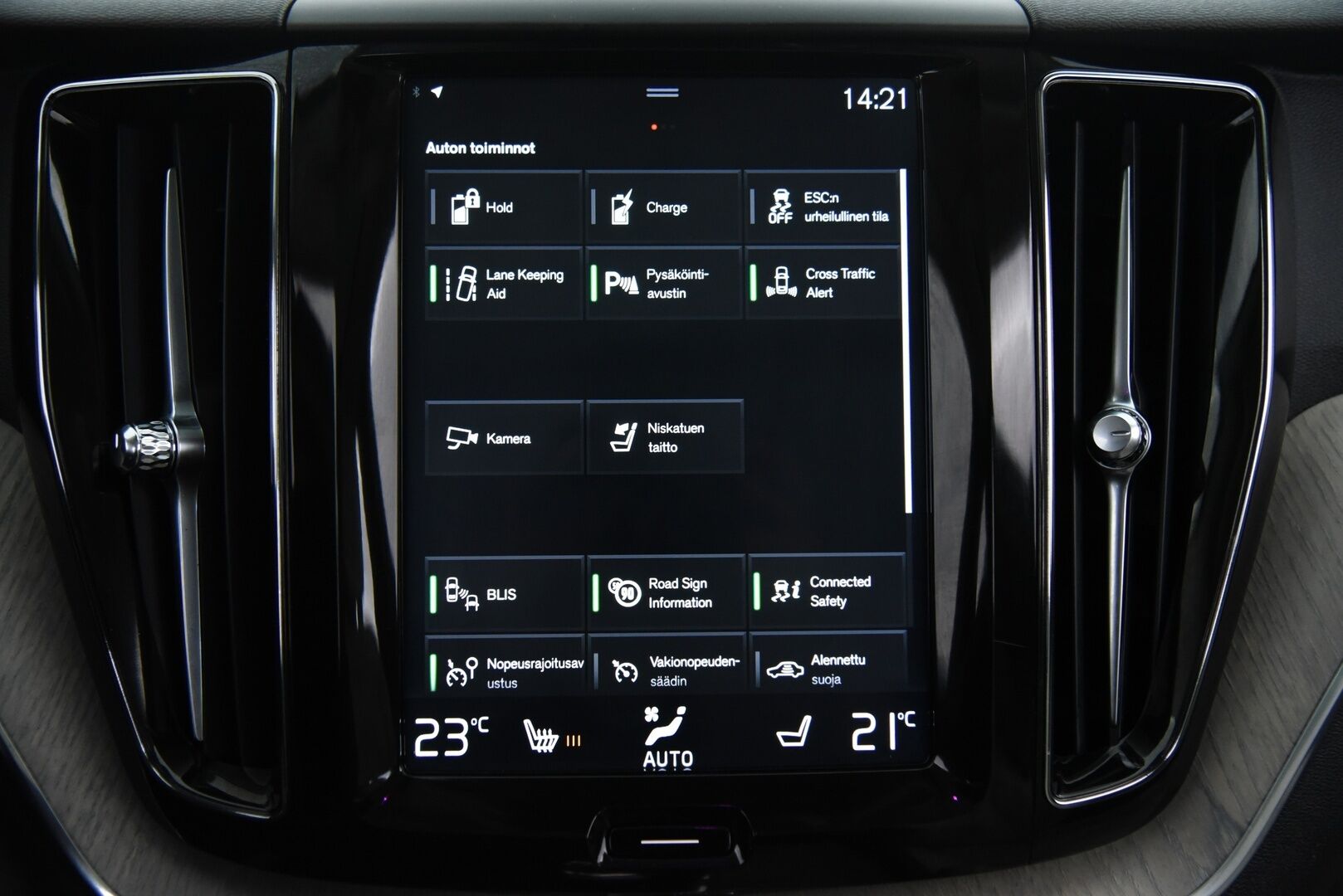 Volvo XC60 2018 T8 AWD Inscription aut / B&W / Four-C / Webasto / Pilot assist / Panorama / Muistipenkit / P-kamera / Koukku - Suomi-Auto / Merkkihuollettu! / Tuoreesti huollettu / Keyless / Huippu varusteilla! 