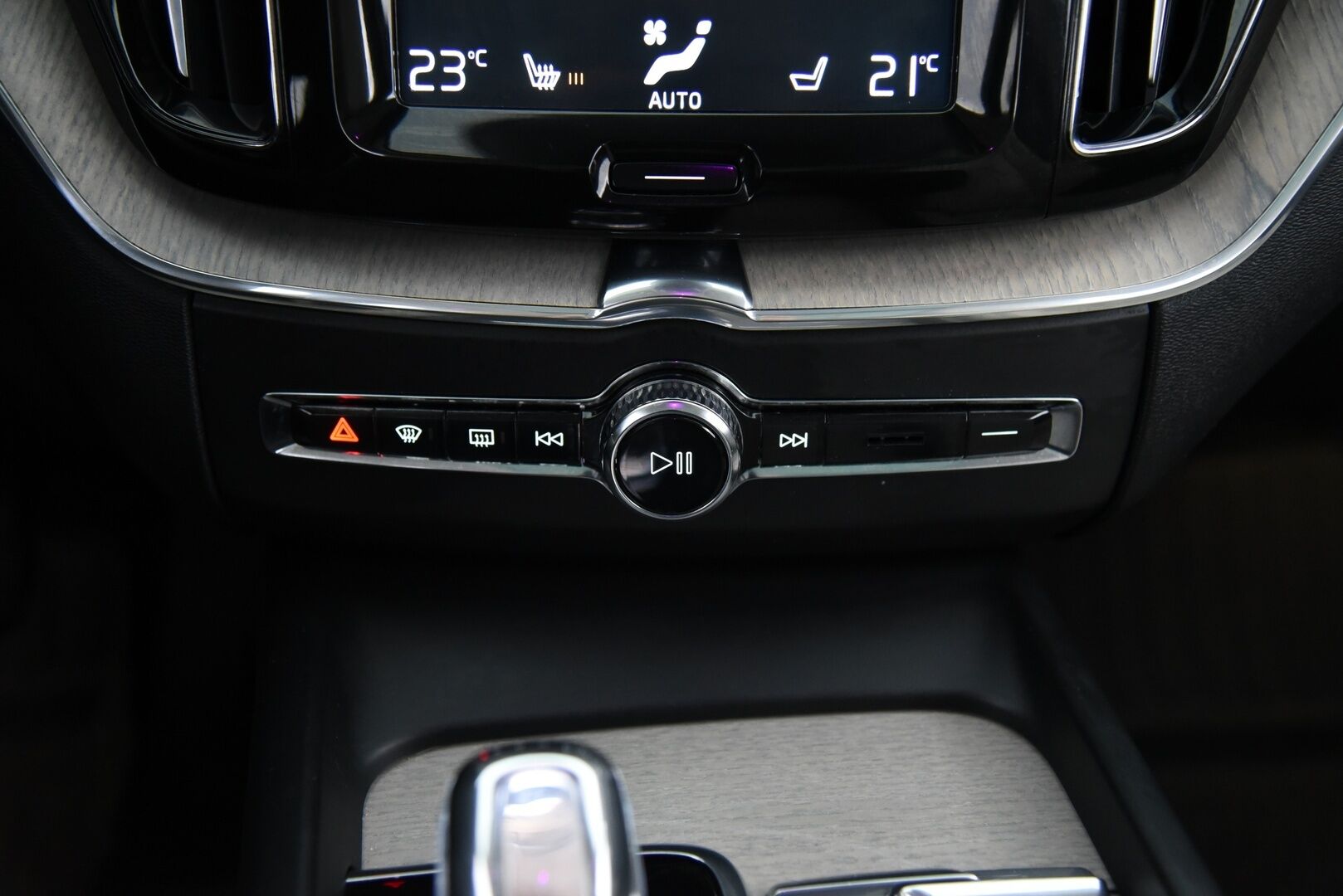 Volvo XC60 2018 T8 AWD Inscription aut / B&W / Four-C / Webasto / Pilot assist / Panorama / Muistipenkit / P-kamera / Koukku - Suomi-Auto / Merkkihuollettu! / Tuoreesti huollettu / Keyless / Huippu varusteilla! 