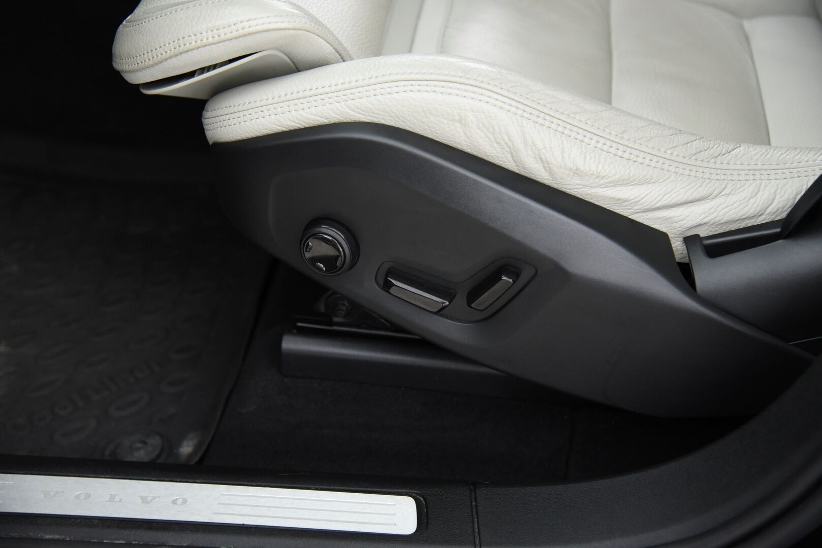 Volvo XC60 2018 T8 AWD Inscription aut / B&W / Four-C / Webasto / Pilot assist / Panorama / Muistipenkit / P-kamera / Koukku - Suomi-Auto / Merkkihuollettu! / Tuoreesti huollettu / Keyless / Huippu varusteilla! 