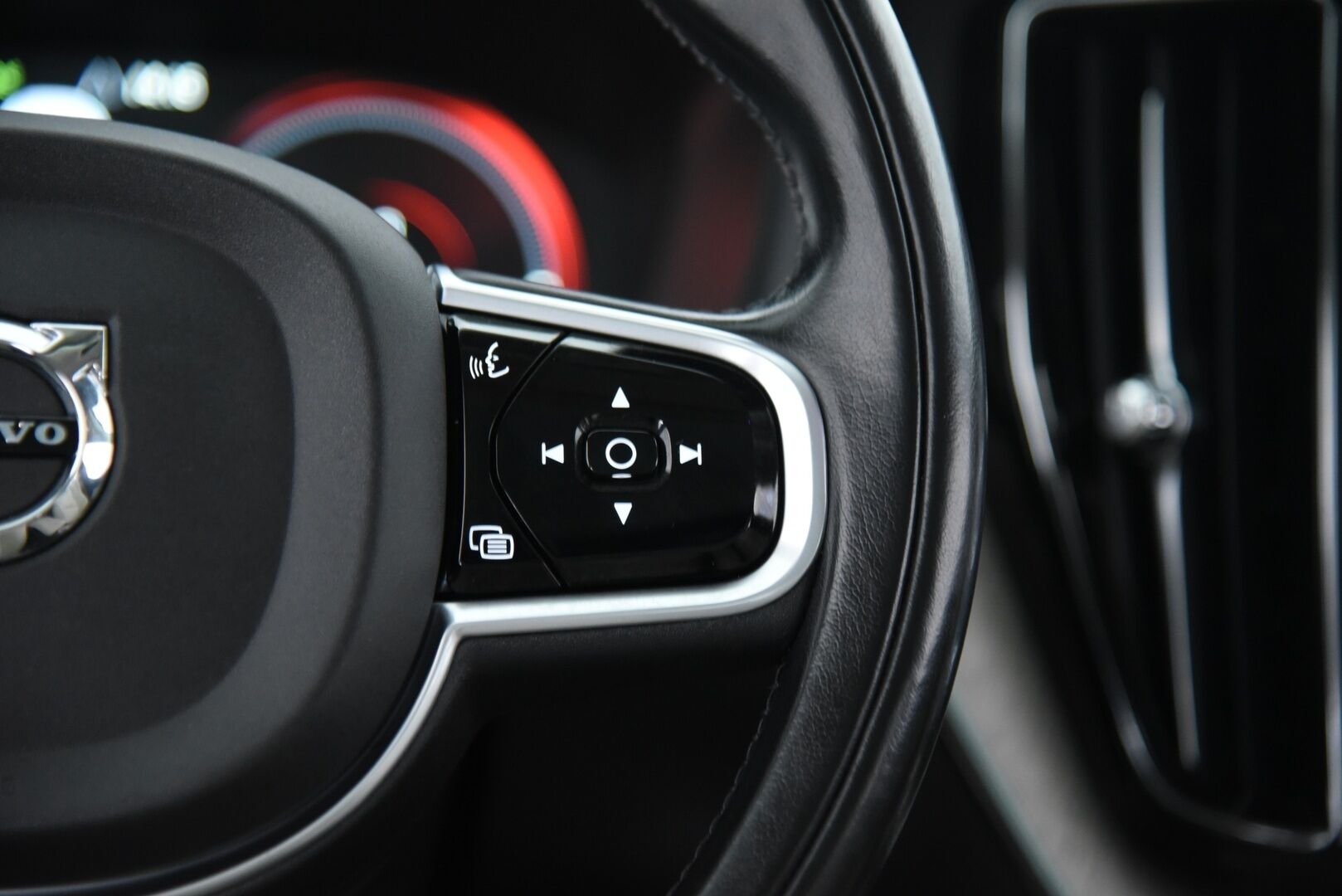 Volvo XC60 2018 T8 AWD Inscription aut / B&W / Four-C / Webasto / Pilot assist / Panorama / Muistipenkit / P-kamera / Koukku - Suomi-Auto / Merkkihuollettu! / Tuoreesti huollettu / Keyless / Huippu varusteilla! 