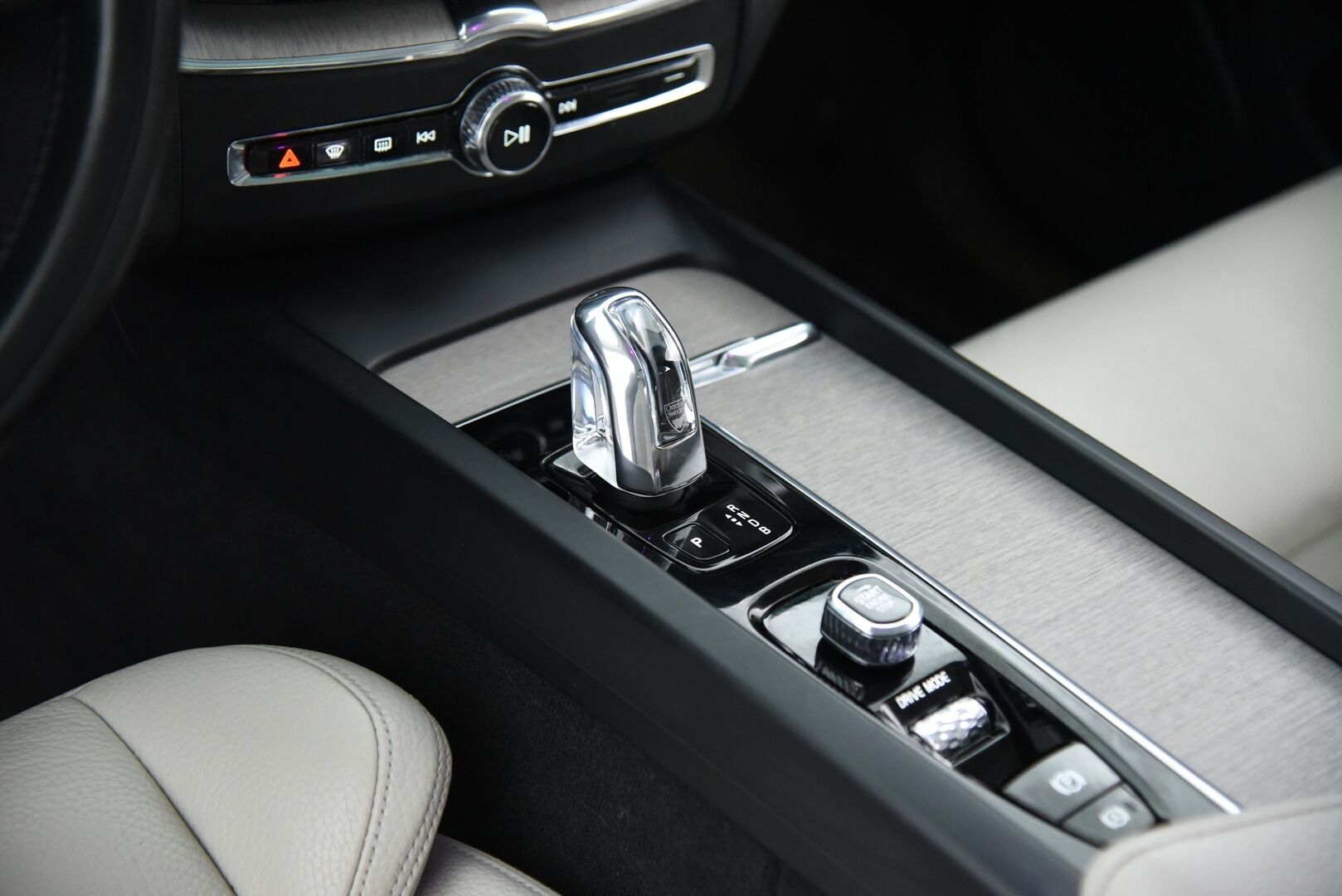 Volvo XC60 2018 T8 AWD Inscription aut / B&W / Four-C / Webasto / Pilot assist / Panorama / Muistipenkit / P-kamera / Koukku - Suomi-Auto / Merkkihuollettu! / Tuoreesti huollettu / Keyless / Huippu varusteilla! 