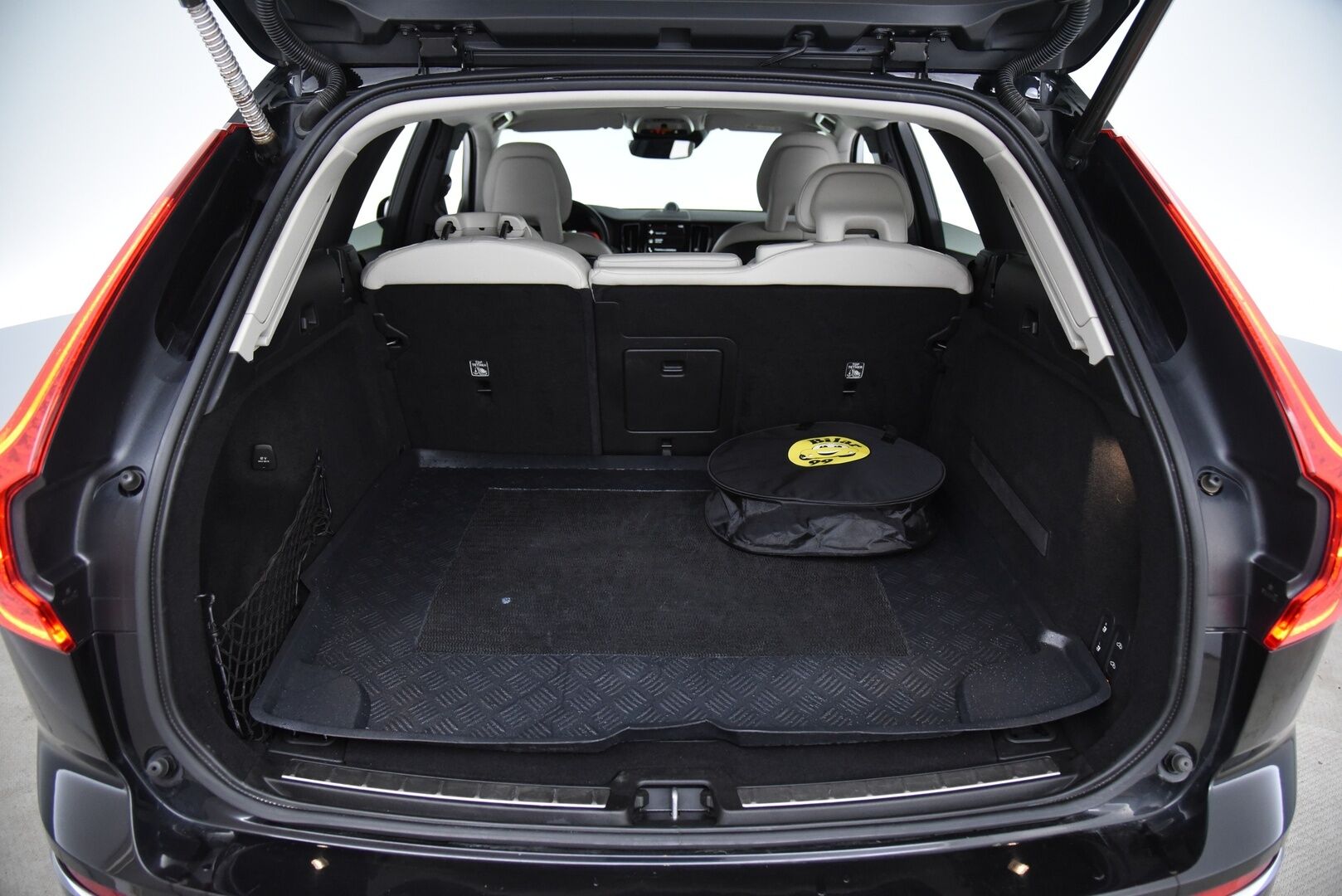 Volvo XC60 2018 T8 AWD Inscription aut / B&W / Four-C / Webasto / Pilot assist / Panorama / Muistipenkit / P-kamera / Koukku - Suomi-Auto / Merkkihuollettu! / Tuoreesti huollettu / Keyless / Huippu varusteilla! 