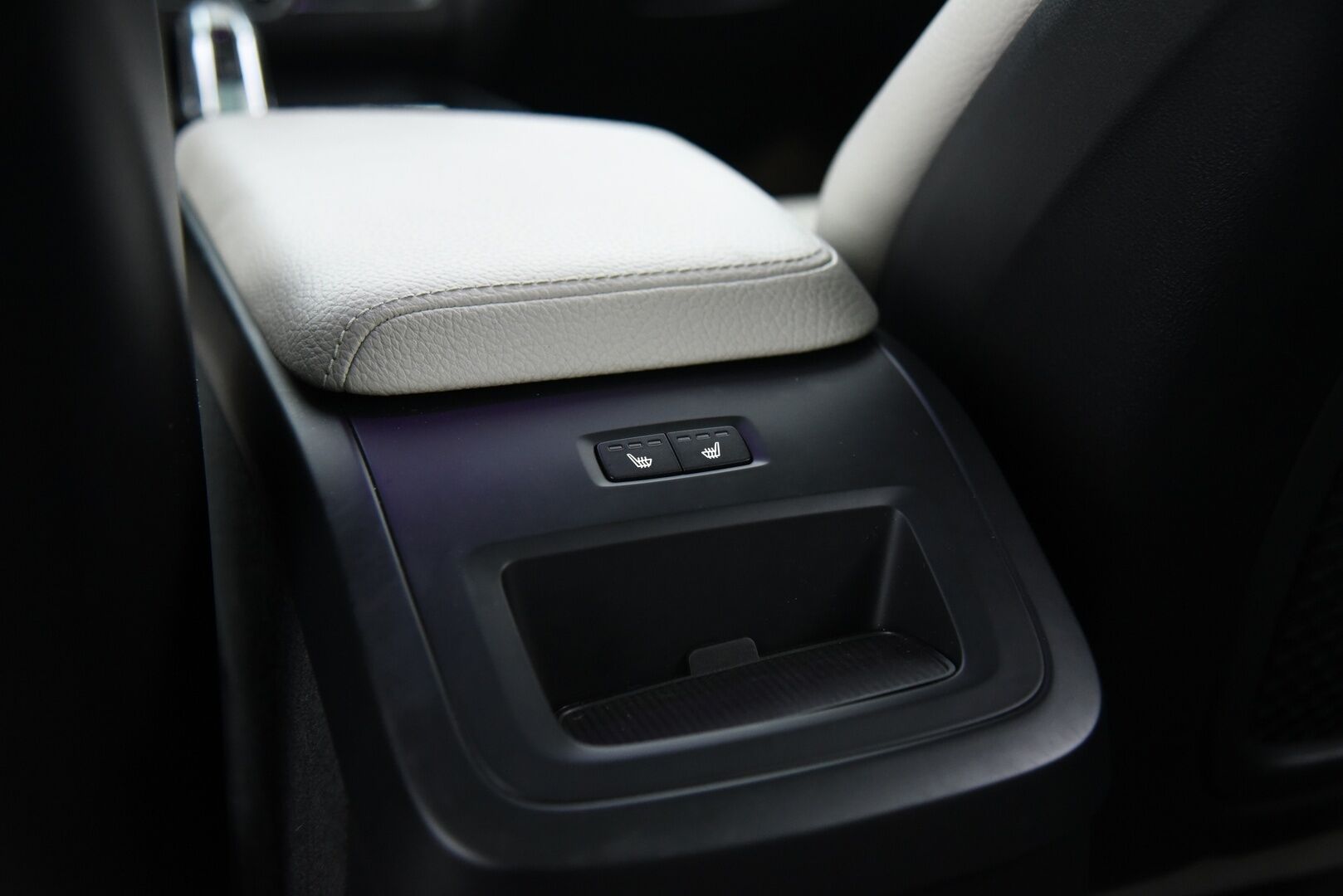 Volvo XC60 2018 T8 AWD Inscription aut / B&W / Four-C / Webasto / Pilot assist / Panorama / Muistipenkit / P-kamera / Koukku - Suomi-Auto / Merkkihuollettu! / Tuoreesti huollettu / Keyless / Huippu varusteilla! 