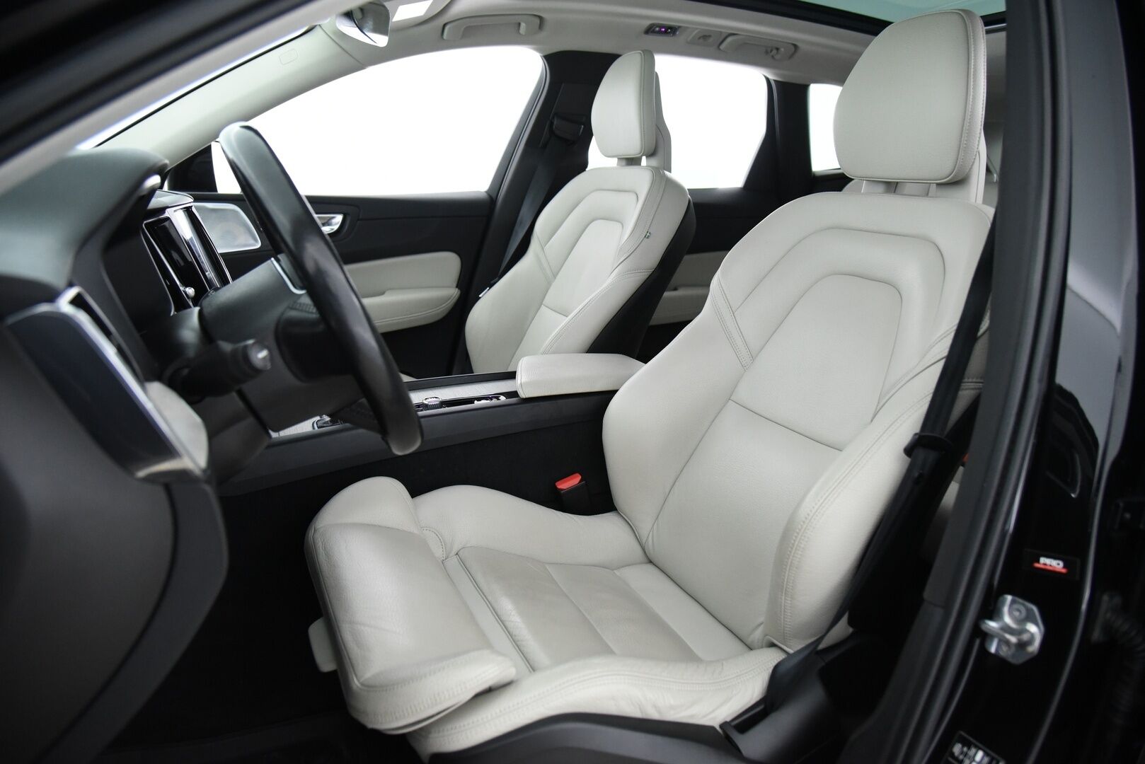 Volvo XC60 2018 T8 AWD Inscription aut / B&W / Four-C / Webasto / Pilot assist / Panorama / Muistipenkit / P-kamera / Koukku - Suomi-Auto / Merkkihuollettu! / Tuoreesti huollettu / Keyless / Huippu varusteilla! 