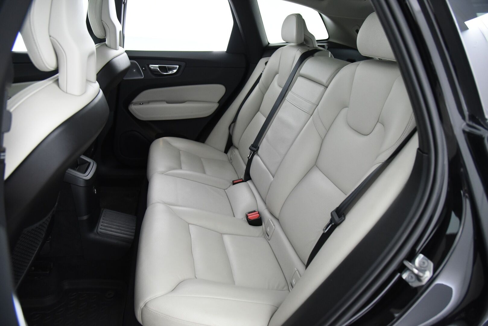 Volvo XC60 2018 T8 AWD Inscription aut / B&W / Four-C / Webasto / Pilot assist / Panorama / Muistipenkit / P-kamera / Koukku - Suomi-Auto / Merkkihuollettu! / Tuoreesti huollettu / Keyless / Huippu varusteilla! 