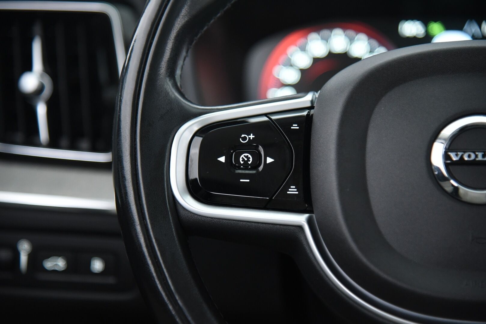 Volvo XC60 2018 T8 AWD Inscription aut / B&W / Four-C / Webasto / Pilot assist / Panorama / Muistipenkit / P-kamera / Koukku - Suomi-Auto / Merkkihuollettu! / Tuoreesti huollettu / Keyless / Huippu varusteilla! 