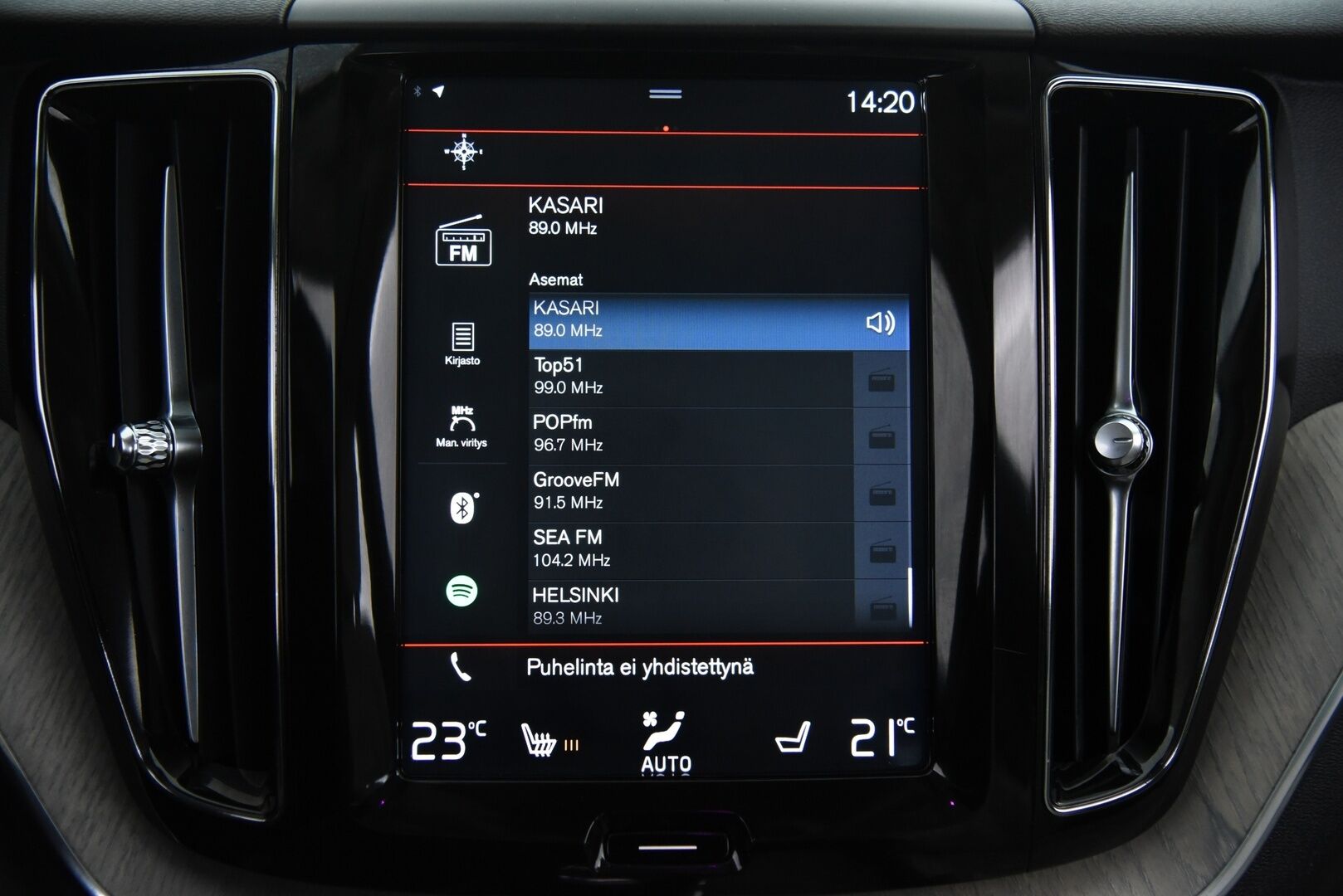 Volvo XC60 2018 T8 AWD Inscription aut / B&W / Four-C / Webasto / Pilot assist / Panorama / Muistipenkit / P-kamera / Koukku - Suomi-Auto / Merkkihuollettu! / Tuoreesti huollettu / Keyless / Huippu varusteilla! 