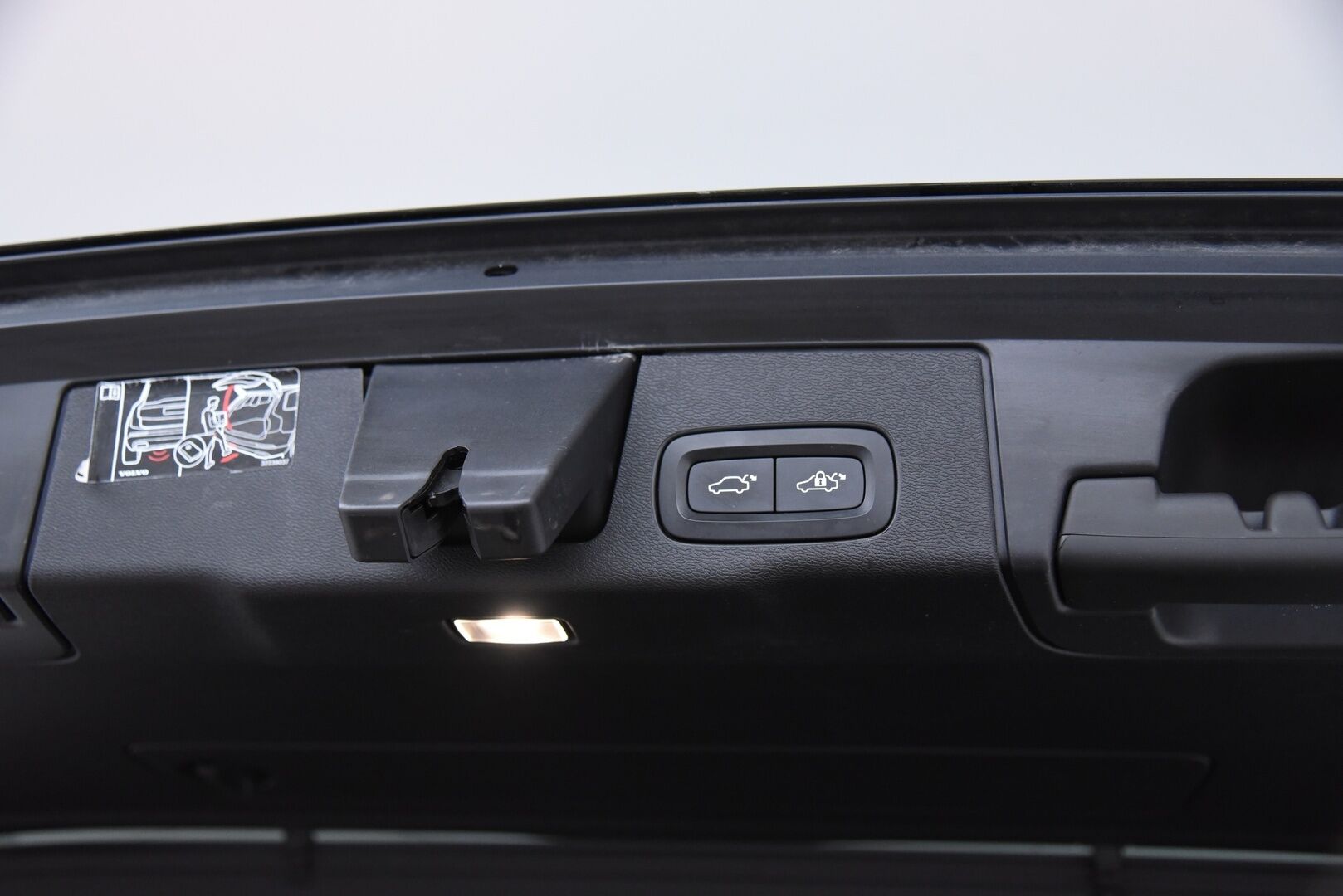 Volvo XC60 2018 T8 AWD Inscription aut / B&W / Four-C / Webasto / Pilot assist / Panorama / Muistipenkit / P-kamera / Koukku - Suomi-Auto / Merkkihuollettu! / Tuoreesti huollettu / Keyless / Huippu varusteilla! 