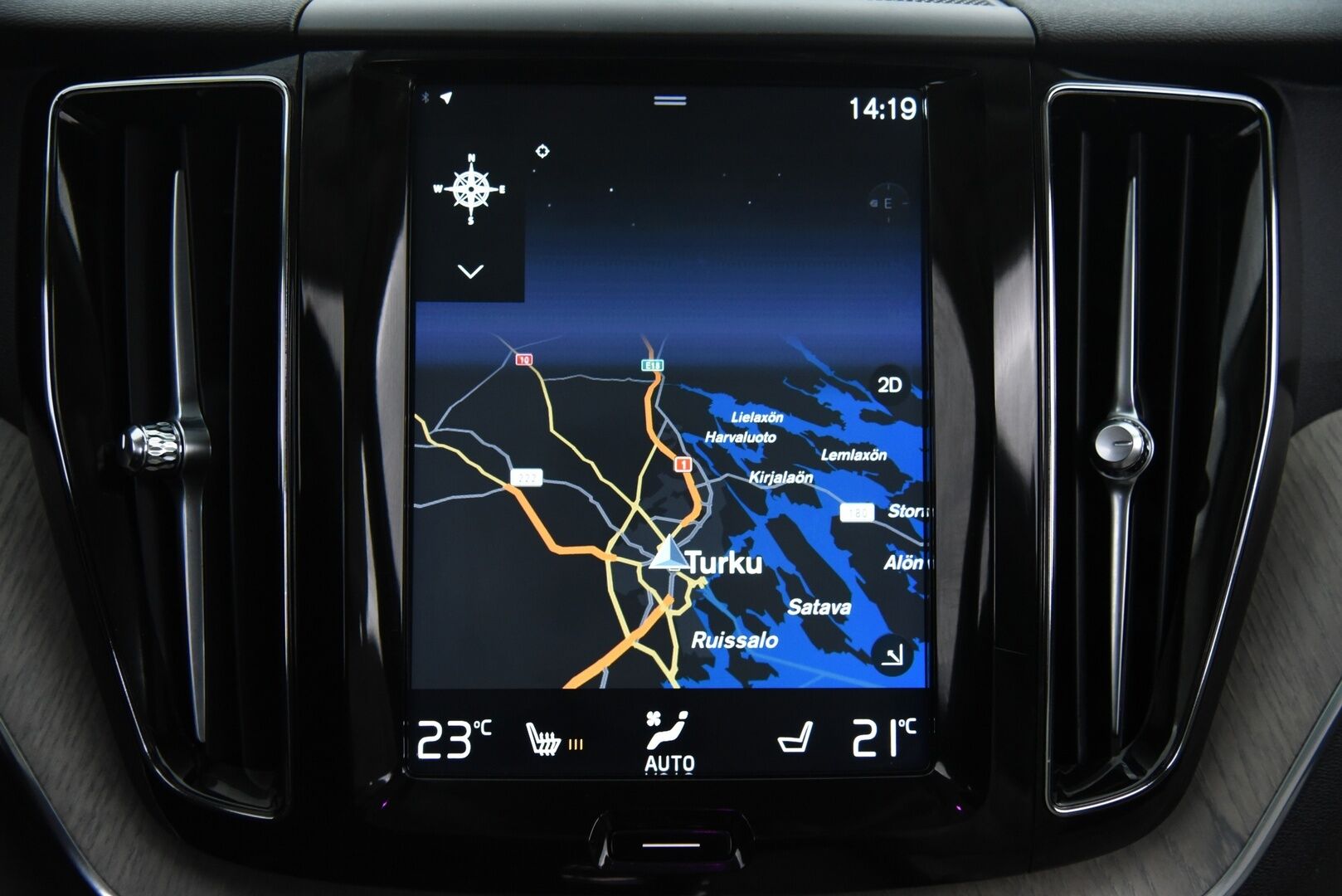 Volvo XC60 2018 T8 AWD Inscription aut / B&W / Four-C / Webasto / Pilot assist / Panorama / Muistipenkit / P-kamera / Koukku - Suomi-Auto / Merkkihuollettu! / Tuoreesti huollettu / Keyless / Huippu varusteilla! 