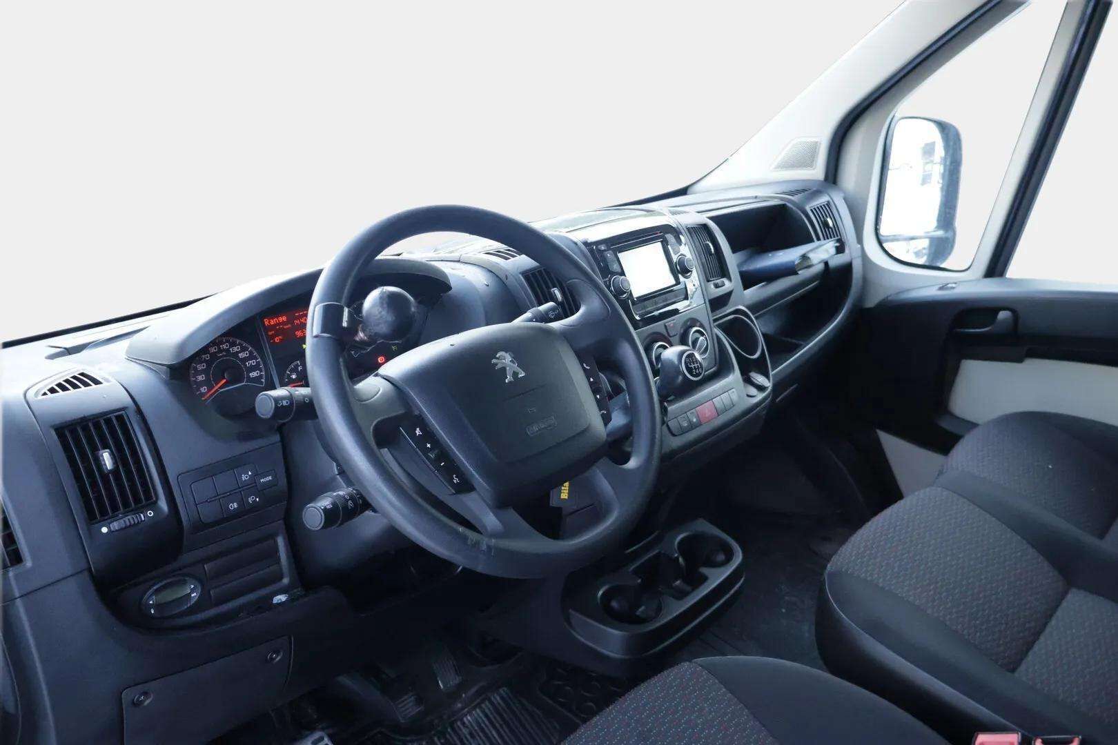 Peugeot Boxer 2018 335 L3H2 pitkä BlueHDi 130 *Suomiauto / Peruutuskamera / Vetokoukku / Webasto / Bluetooth / Vakkari* - * Maltilliset kilometrit! / Jakopää tehty 72tkm / Siistinä pidetty yksilö kaksilla renkailla * - HULLUT AVAJAISHULINAT KORKOTARJOUS 3,29 %