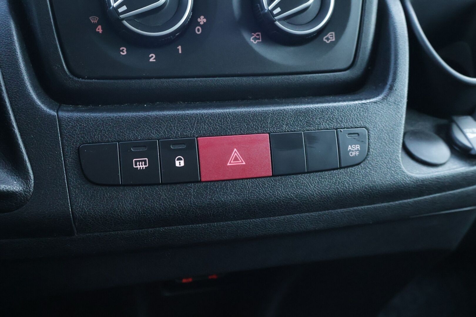 Peugeot Boxer 2018 335 L3H2 pitkä BlueHDi 130 *Suomiauto / Peruutuskamera / Vetokoukku / Webasto / Bluetooth / Vakkari* - *Maltilliset kilometrit! / Siistinä pidetty yksilö kaksilla renkailla*