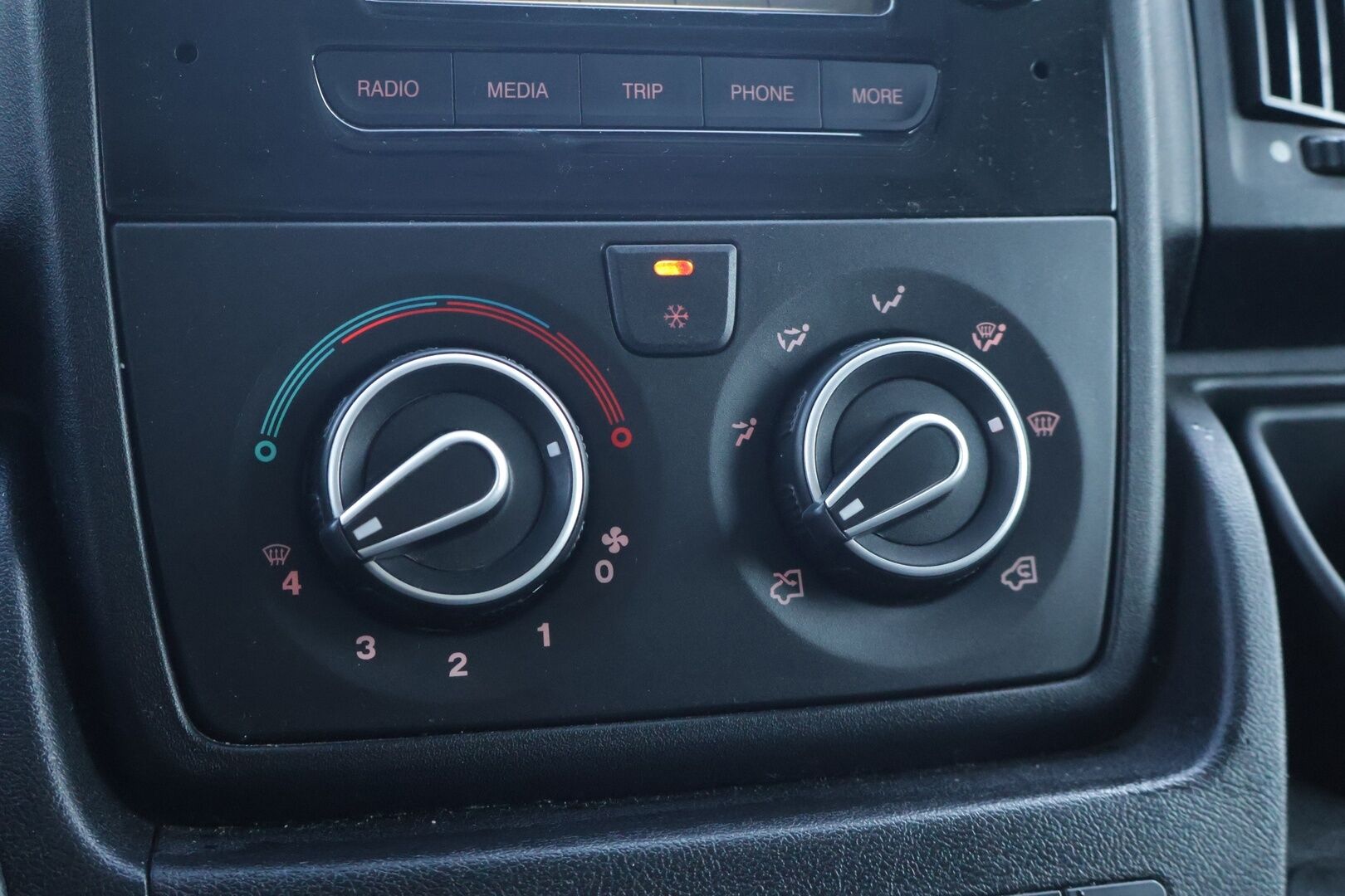 Peugeot Boxer 2018 335 L3H2 pitkä BlueHDi 130 *Suomiauto / Peruutuskamera / Vetokoukku / Webasto / Bluetooth / Vakkari* - *Maltilliset kilometrit! / Siistinä pidetty yksilö kaksilla renkailla*