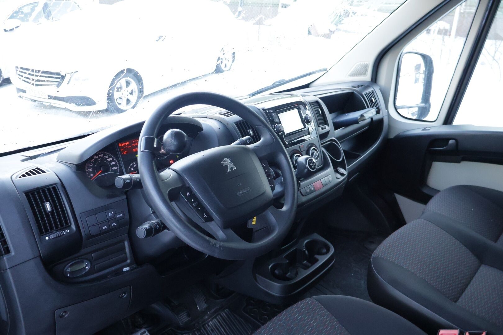 Peugeot Boxer 2018 335 L3H2 pitkä BlueHDi 130 *Suomiauto / Peruutuskamera / Vetokoukku / Webasto / Bluetooth / Vakkari* - *Maltilliset kilometrit! / Siistinä pidetty yksilö kaksilla renkailla*