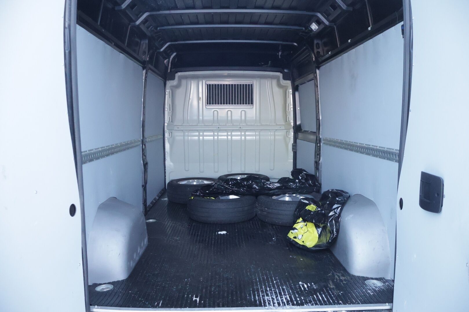 Peugeot Boxer 2018 335 L3H2 pitkä BlueHDi 130 *Suomiauto / Peruutuskamera / Vetokoukku / Webasto / Bluetooth / Vakkari* - *Maltilliset kilometrit! / Siistinä pidetty yksilö kaksilla renkailla*