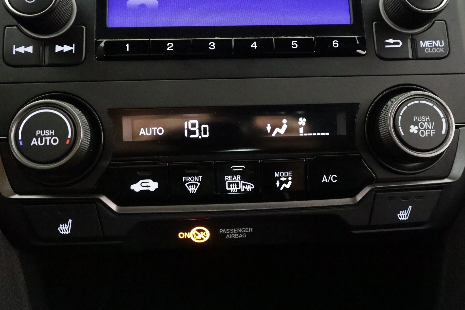 Honda Civic 2018 HB 129 hv Business - | ACC | 1-om suomiauto | Lane Assist | Bluetooth | Aut. ilmastointi | Penkinlämmittimet | Hätäjarrutusavustin | 2x renkaat aluin | Huoltokirja | 