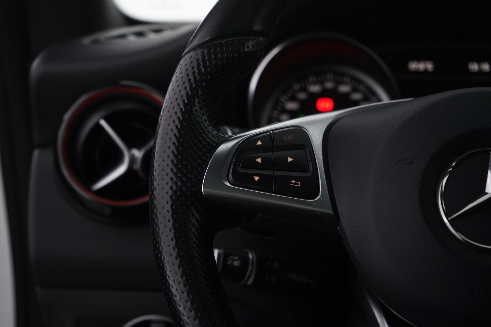Mercedes-Benz CLA 2018 220 d 4Matic A Business AMG * ACC / Webasto / Koukku / Harman&Kardon / Kamera / Panorama* - AMG / Myydää juuri katsastettuna ja huollettuna / SUPER VARUSTEET!