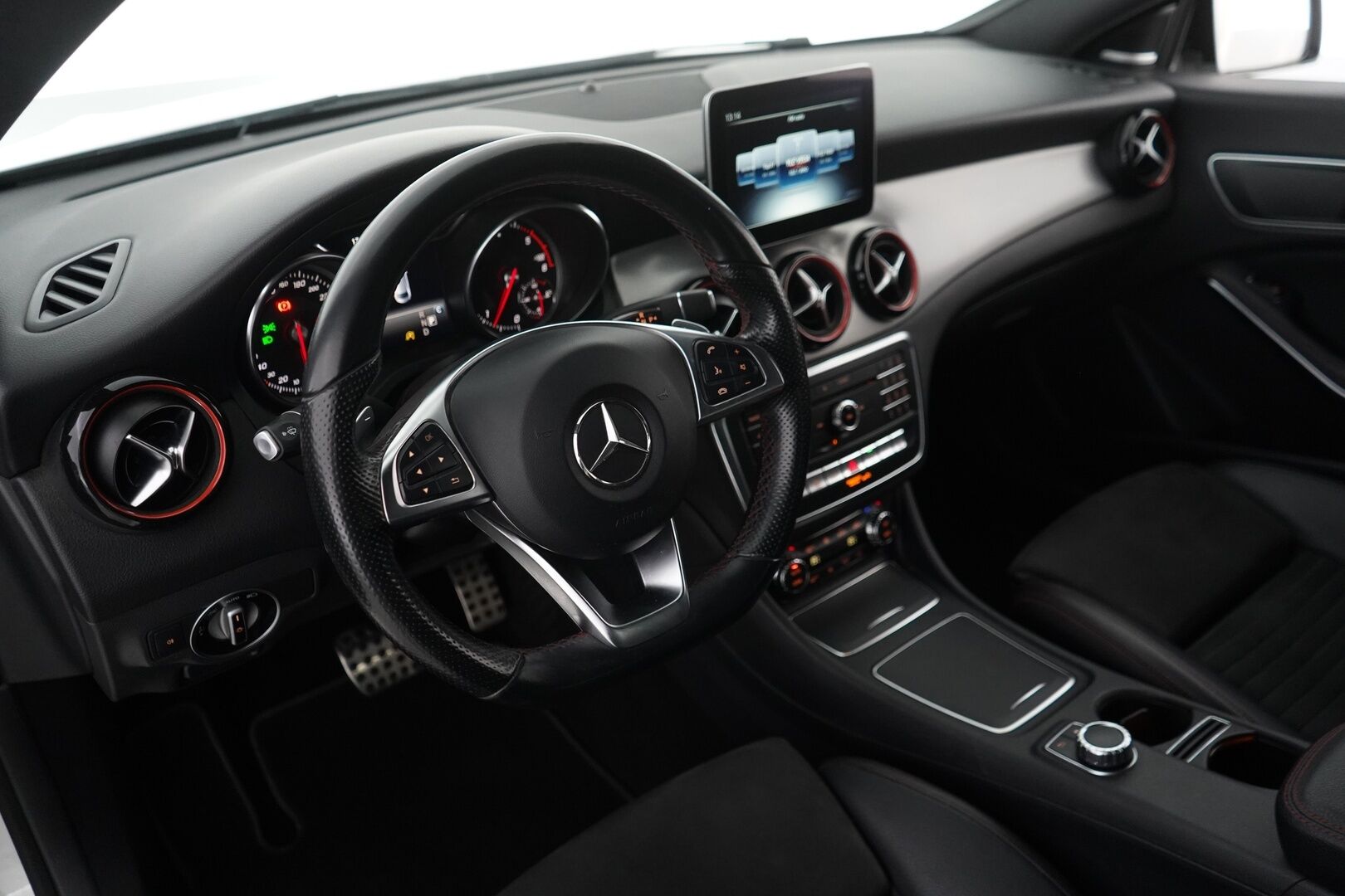 Mercedes-Benz CLA 2018 220 d 4Matic A Business AMG * ACC / Webasto / Koukku / Harman&Kardon / Kamera / Panorama* - AMG / Myydää juuri katsastettuna ja huollettuna / SUPER VARUSTEET!