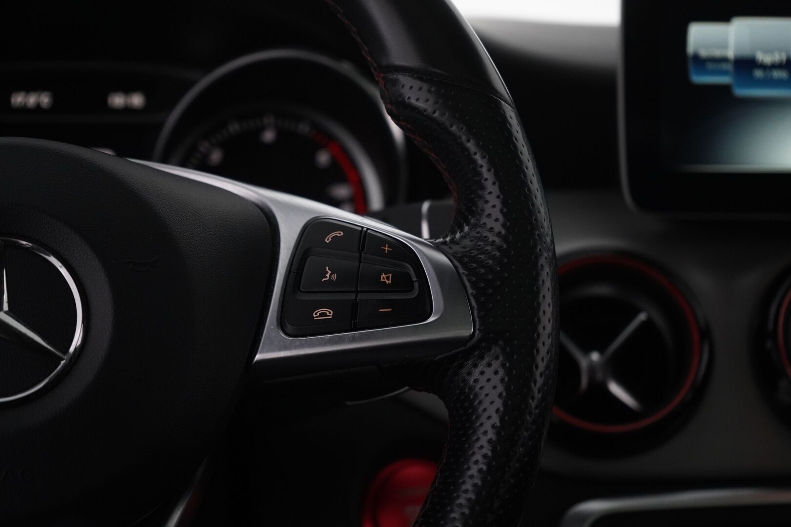 Mercedes-Benz CLA 2018 220 d 4Matic A Business AMG * ACC / Webasto / Koukku / Harman&Kardon / Kamera / Panorama* - AMG / Myydää juuri katsastettuna ja huollettuna / SUPER VARUSTEET!