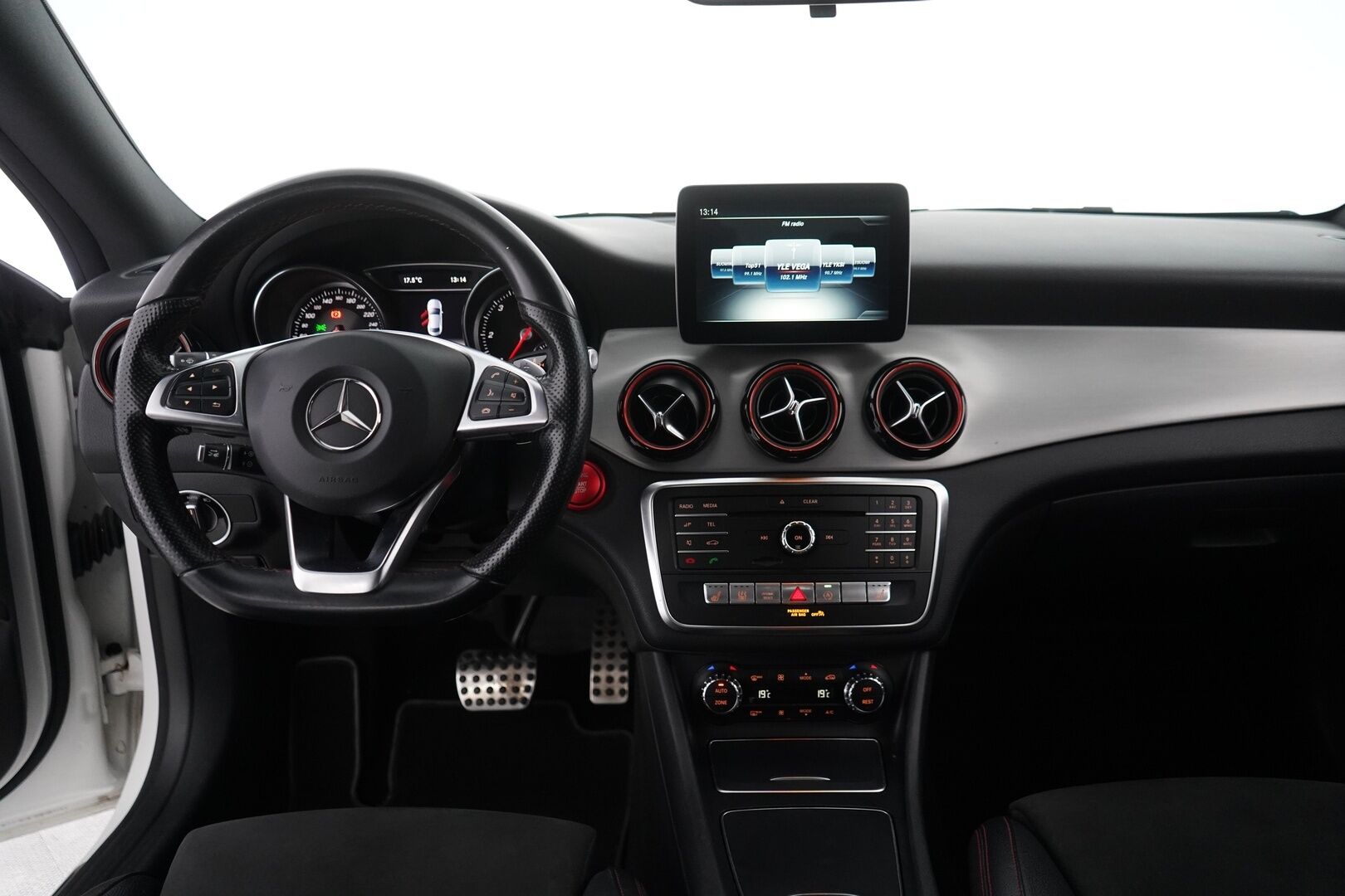 Mercedes-Benz CLA 2018 220 d 4Matic A Business AMG * ACC / Webasto / Koukku / Harman&Kardon / Kamera / Panorama* - AMG / Myydää juuri katsastettuna ja huollettuna / SUPER VARUSTEET!