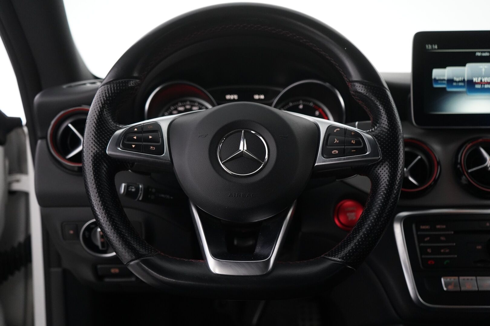 Mercedes-Benz CLA 2018 220 d 4Matic A Business AMG * ACC / Webasto / Koukku / Harman&Kardon / Kamera / Panorama* - AMG / Myydää juuri katsastettuna ja huollettuna / SUPER VARUSTEET!