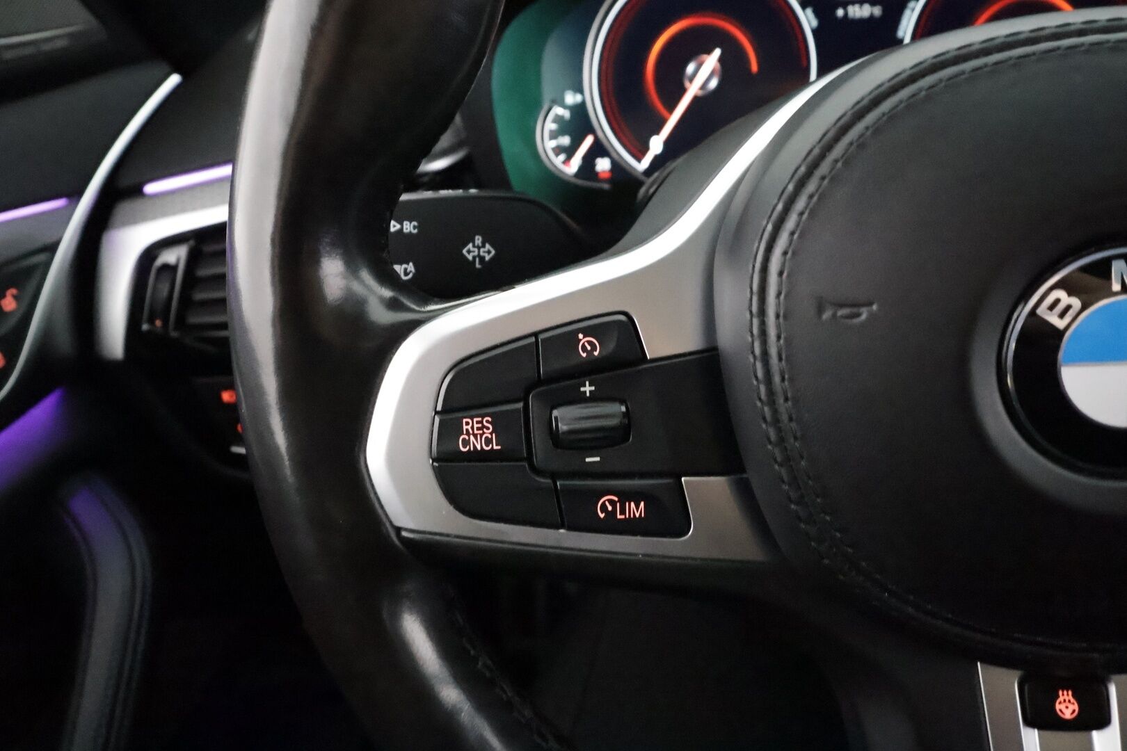 BMW 530 2018 G30 Sedan 530e A iPerformance Launch Edition - | Vakkari | Adapt. LED | Osasähköt | H/K | 360-Kamera | Sporttipenkit | Lämmitettävä ohjauspyörä | HUD | Navi | Suomi-auto | Kahdet Renkaat |