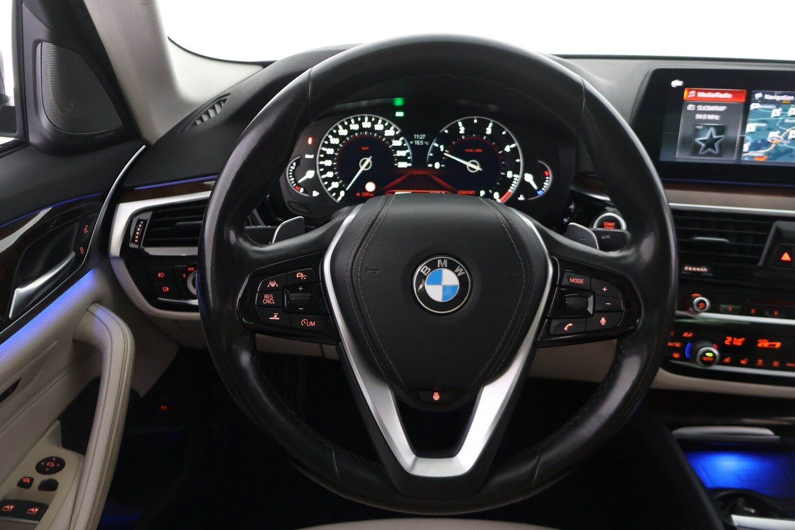 BMW 520 2018 G30 Sedan 520d A xDrive Business Comfort * ACC / DAP / 360 kamera / Webasto / Harman/Kardon / Kattoluukku / Sähkökontti - 2x renkaat ja vanteet / Merkkihuollettu / Imuovet / Ilmastoidut penkit muistilla / Display key - HULLUT AVAJAISHULINAT KORKOTARJOUS 3,29 %