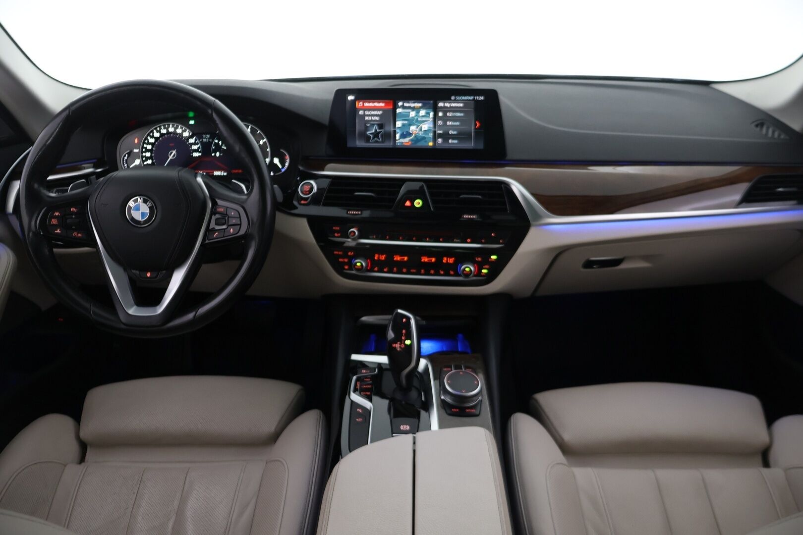 BMW 520 2018 G30 Sedan 520d A xDrive Business Comfort * ACC / DAP / 360 kamera / Webasto / Harman/Kardon / Kattoluukku / Sähkökontti - 2x renkaat ja vanteet / Merkkihuollettu / Imuovet / Ilmastoidut penkit muistilla / Display key - HULLUT AVAJAISHULINAT KORKOTARJOUS 3,29 %