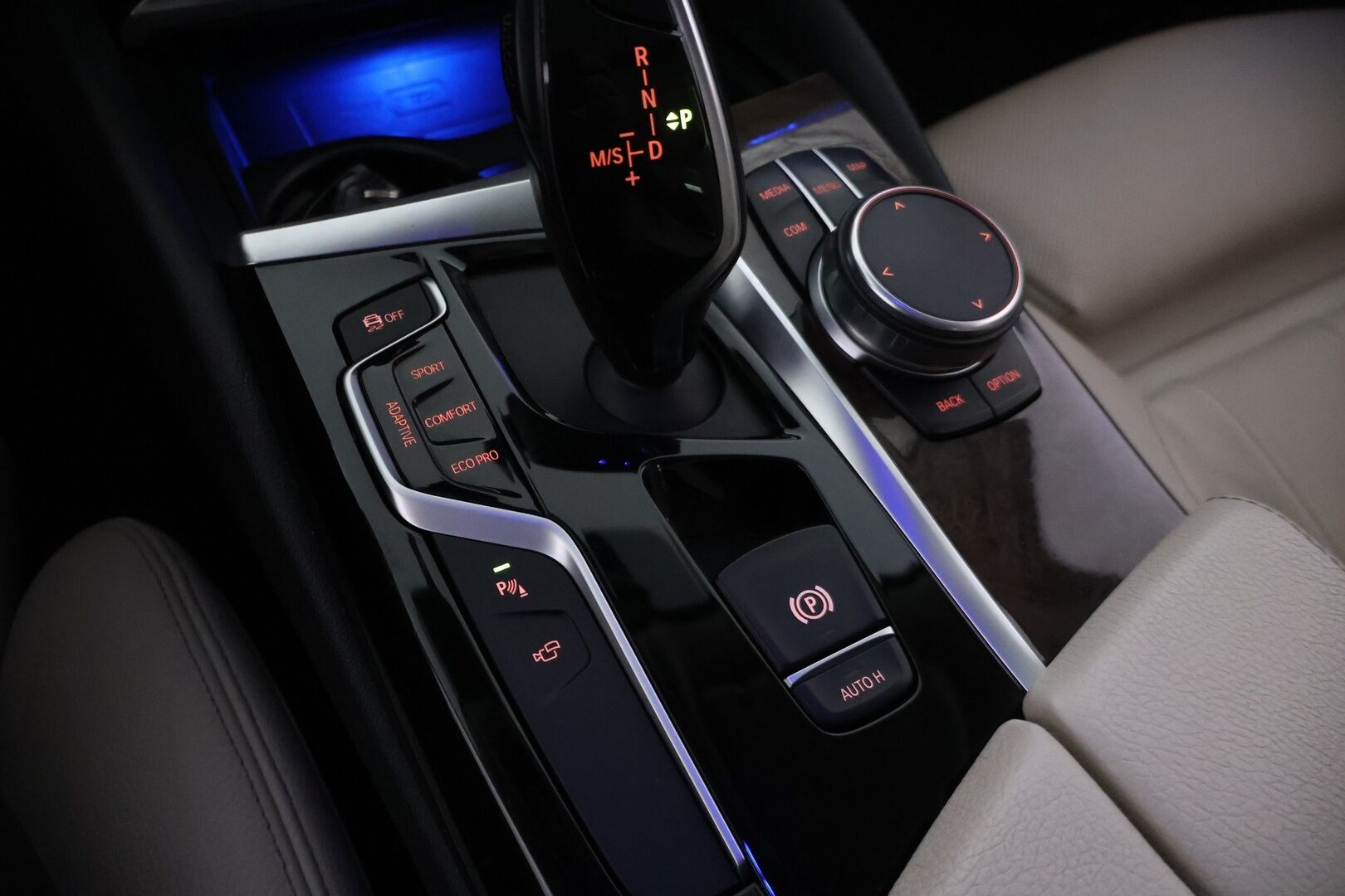 BMW 520 2018 G30 Sedan 520d A xDrive Business Comfort * ACC / DAP / 360 kamera / Webasto / Harman/Kardon / Kattoluukku / Sähkökontti - 2x renkaat ja vanteet / Merkkihuollettu / Imuovet / Ilmastoidut penkit muistilla / Display key - HULLUT AVAJAISHULINAT KORKOTARJOUS 3,29 %