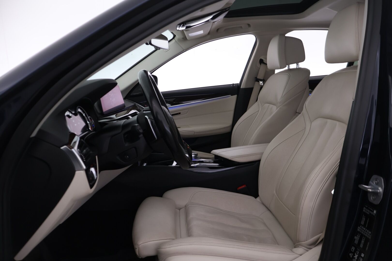 BMW 520 2018 G30 Sedan 520d A xDrive Business Comfort * ACC / DAP / 360 kamera / Webasto / Harman/Kardon / Kattoluukku / Sähkökontti - 2x renkaat ja vanteet / Merkkihuollettu / Imuovet / Ilmastoidut penkit muistilla / Display key - HULLUT AVAJAISHULINAT KORKOTARJOUS 3,29 %