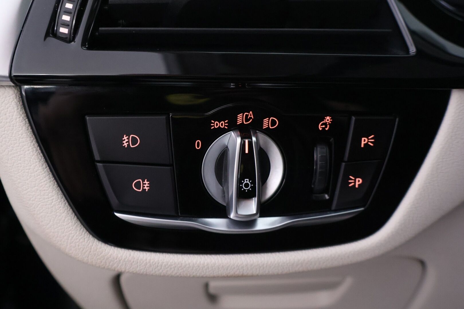 BMW 520 2018 G30 Sedan 520d A xDrive Business Comfort * ACC / DAP / 360 kamera / Webasto / Harman/Kardon / Kattoluukku / Sähkökontti - 2x renkaat ja vanteet / Merkkihuollettu / Imuovet / Ilmastoidut penkit muistilla / Display key - HULLUT AVAJAISHULINAT KORKOTARJOUS 3,29 %