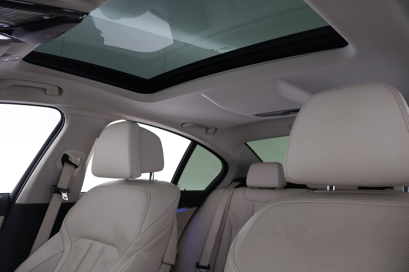 BMW 520 2018 G30 Sedan 520d A xDrive Business Comfort * ACC / DAP / 360 kamera / Webasto / Harman/Kardon / Kattoluukku / Sähkökontti - 2x renkaat ja vanteet / Merkkihuollettu / Imuovet / Ilmastoidut penkit muistilla / Display key - HULLUT AVAJAISHULINAT KORKOTARJOUS 3,29 %