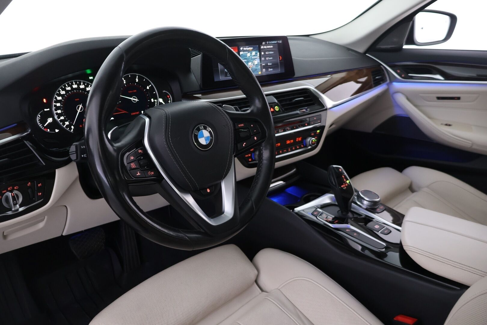 BMW 520 2018 G30 Sedan 520d A xDrive Business Comfort * ACC / DAP / 360 kamera / Webasto / Harman/Kardon / Kattoluukku / Sähkökontti - 2x renkaat ja vanteet / Merkkihuollettu / Imuovet / Ilmastoidut penkit muistilla / Display key - HULLUT AVAJAISHULINAT KORKOTARJOUS 3,29 %