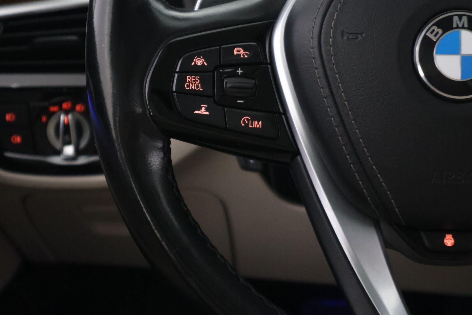 BMW 520 2018 G30 Sedan 520d A xDrive Business Comfort * ACC / DAP / 360 kamera / Webasto / Harman/Kardon / Kattoluukku / Sähkökontti - 2x renkaat ja vanteet / Merkkihuollettu / Imuovet / Ilmastoidut penkit muistilla / Display key - HULLUT AVAJAISHULINAT KORKOTARJOUS 3,29 %