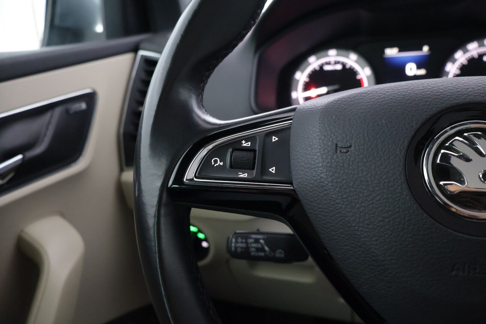 Skoda Karoq 2018 1,5 TSI Exclusive DSG Autom. - | Canton | Panoraama | Adaptiivinen vakionopeudensäädin | Nahkasisusta | Muistipenkki | Webasto | Keyless go & access | Lämmitettävä ratti ja tuulilasi | 