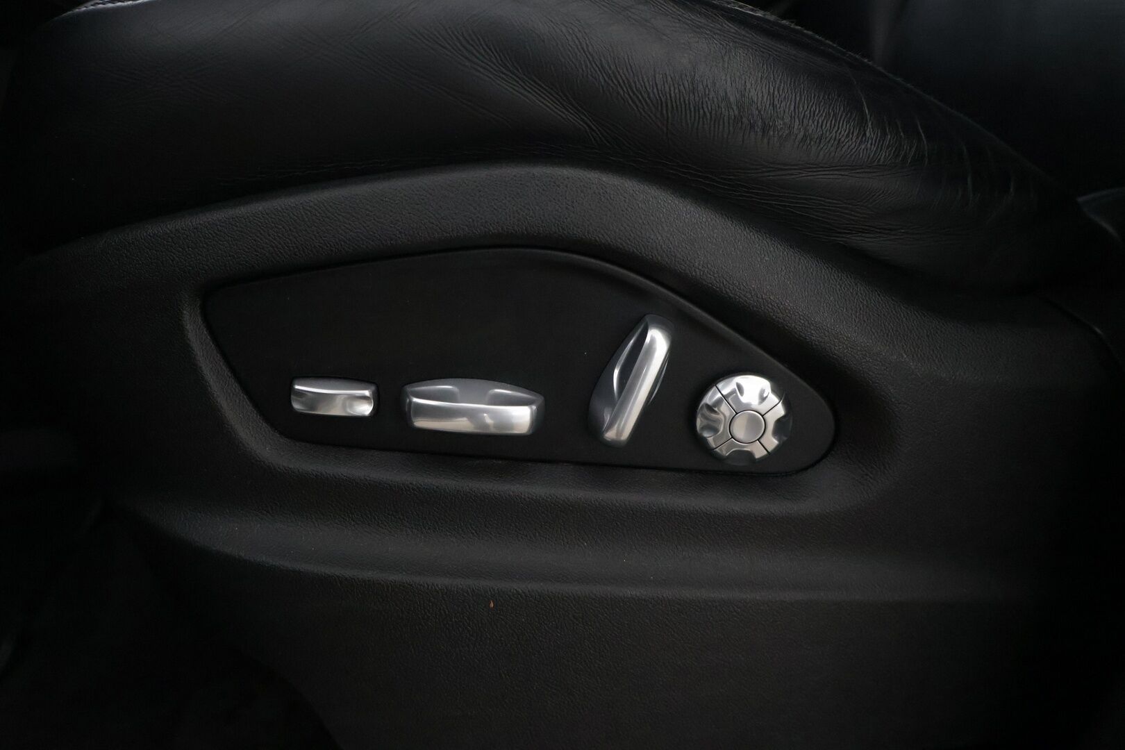 Porsche Cayenne 2019 E-Hybrid - |360-Kamera | 14-ist | BOSE | Sport Chrono | Panorama | Muisti | PASM | Sähköinen koukku | Kahdet Renkaat Näyttävillä Vanteilla | Viim. Huolto 3/26 |