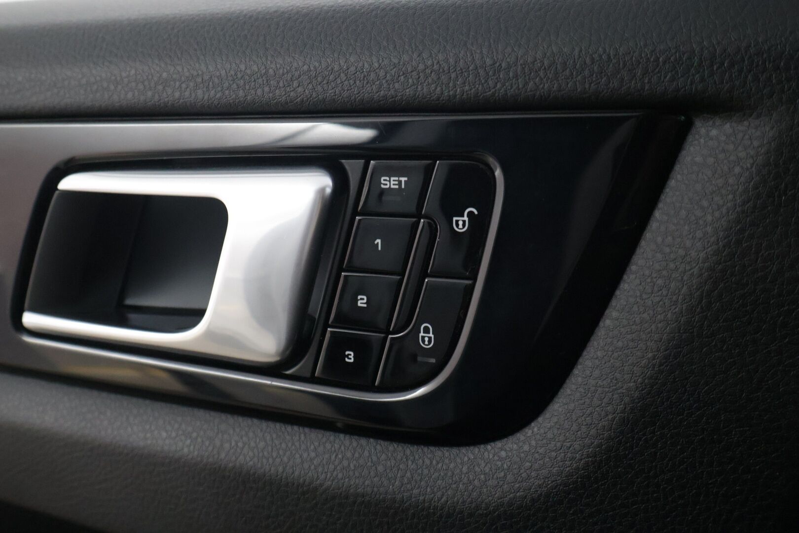 Porsche Cayenne 2019 E-Hybrid - |360-Kamera | 14-ist | BOSE | Sport Chrono | Panorama | Muisti | PASM | Sähköinen koukku | Kahdet Renkaat Näyttävillä Vanteilla | Viim. Huolto 3/26 |