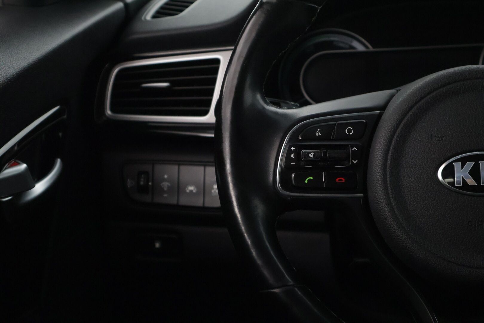 Kia Niro 2017 1,6 GDI Hybrid Business Luxury DCT * Vetokoukku / Adaptivakkari / Peruutuskamera / Puolnahka / Navi * - * Luxury varustetaso! / Lämmitettävä ratti / Lohkolämppäri / Todella Hyvin Pidetty *