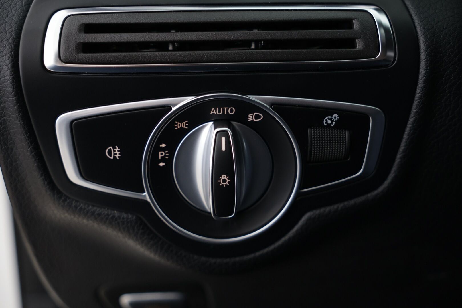 Mercedes-Benz C 2019 180 T A Business AMG * Vakkari / Digimittaristo / P.kamera / Nahkasisusta / Multibeam LED / Sähköpenkit * - Huippusiisti / Kattavasti varusteltu / Hyvin pidetty! - HULLUT AVAJAISHULINAT KORKOTARJOUS 3,29 %